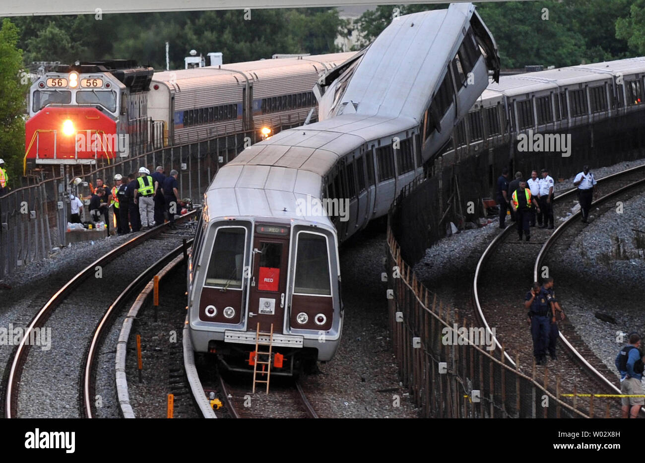 Un train de voyageurs MARC passe par les lieux d'un accident de train de métro juste à l'extérieur de la station de métro Fort Totten à Washington le 22 juin 2009. Un train de métro à l'arrière d'un autre train arrêté. Six passagers ont trouvé la mort et plus de 100 blessés. UPI/Kevin Dietsch Banque D'Images