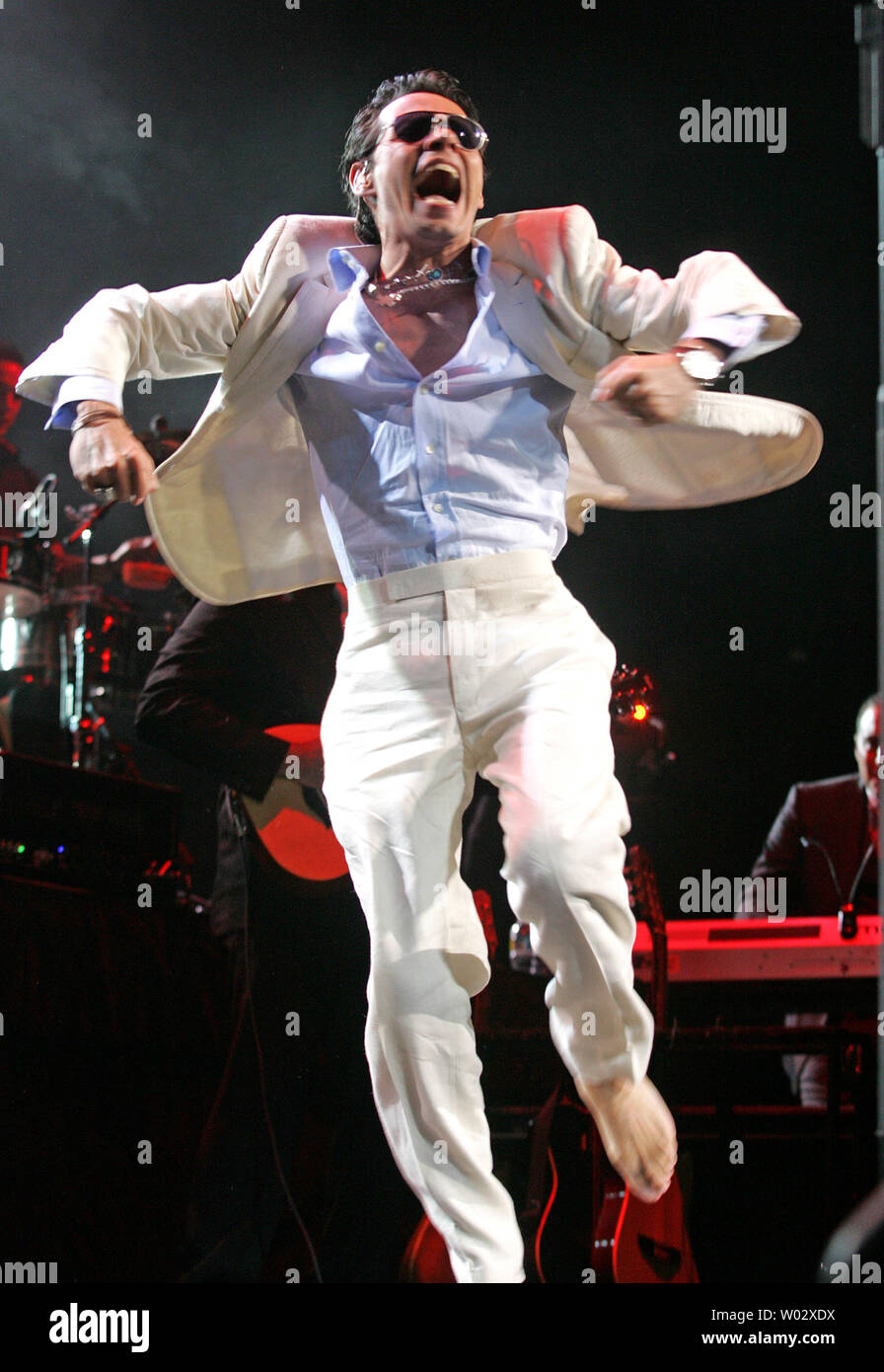 Grammy award winner Marc Anthony se produit en concert à l'American Airlines Arena de Miami le 24 octobre 2009. UPI/Michael Bush Banque D'Images