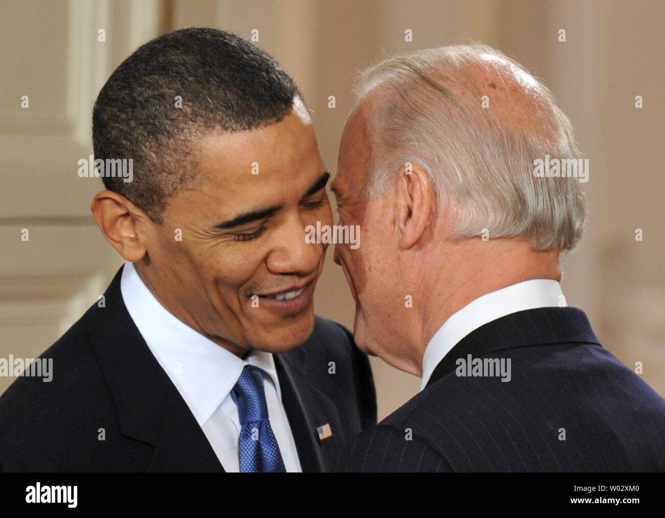 Le vice-président Joe Biden whispers au Président Barack Obama avant d'Obama la signature de la réforme de l'assurance-santé le projet de loi, à l'Est Chambre à la Maison Blanche à Washington, le 23 mars 2010. UPI/Kevin Dietsch Banque D'Images