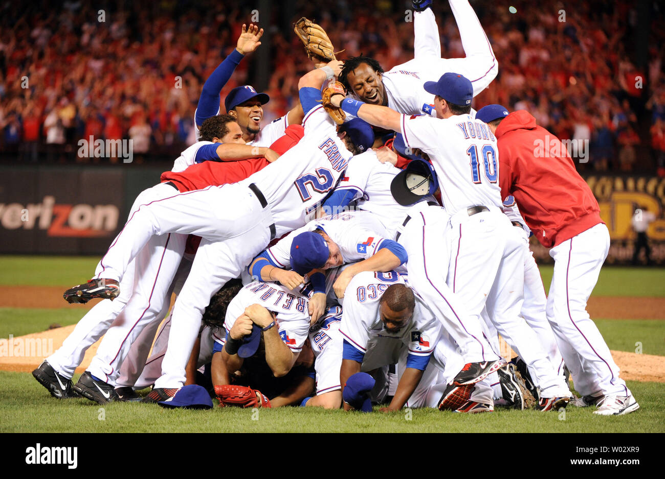 Texas Rangers célébrer la finale comme les Rangers ont battu les Yankees de New York 6-1 pour prendre le jeu de six à l'ALCS Rangers Ballpark in Arlington, Texas, le 22 octobre 2010. Ce sera le premier voyage à l'Rangers World Series. UPI/Ian Halperin Banque D'Images