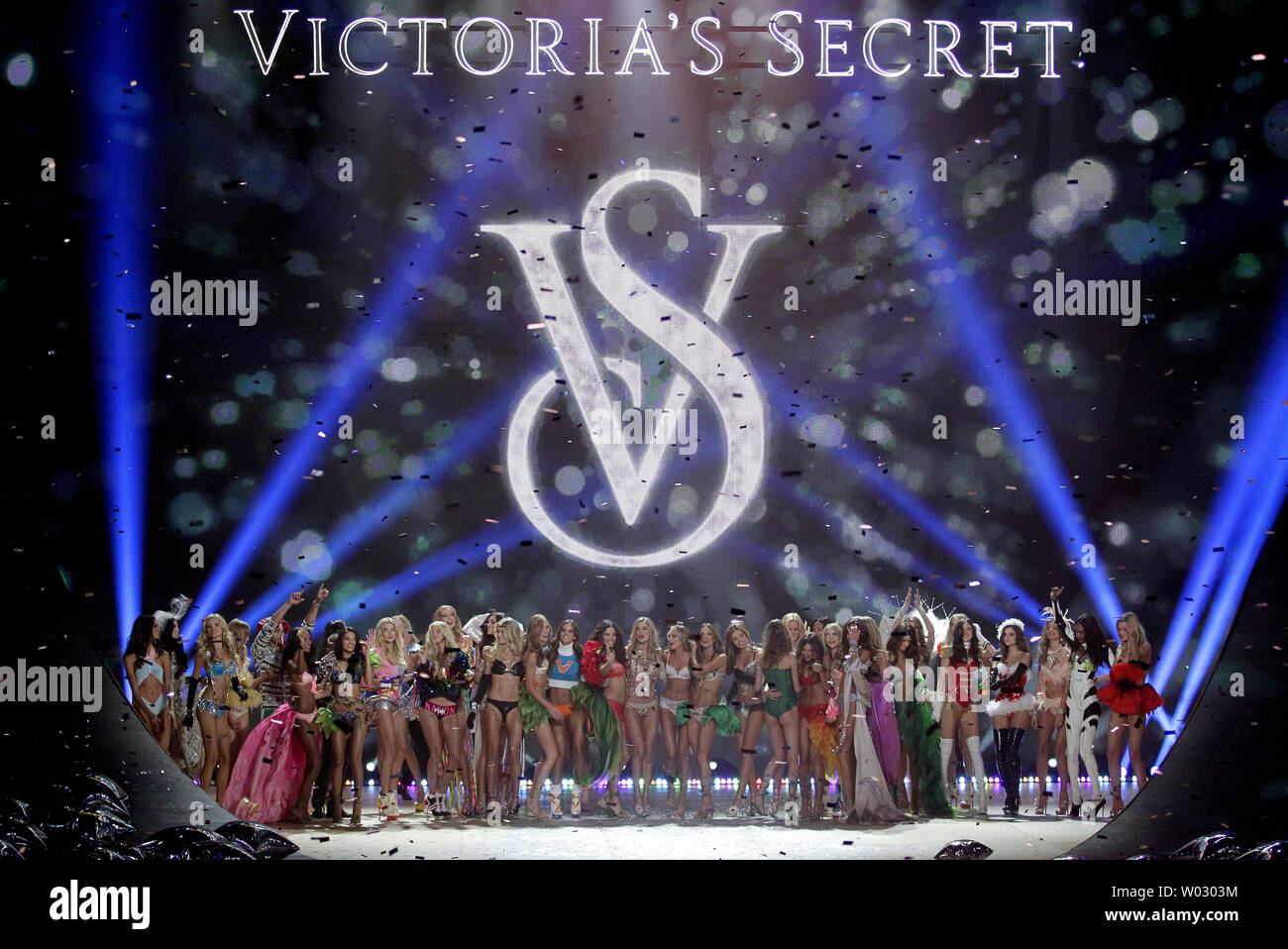 Adriana Lima, Alessandra Ambrosio, Miranda Kerr, Doutzen Kroes, Candice Swanepoel, Erin Heatherton, Lily Aldridge, Lindsay Ellingson, Behati Prinsloo et le reste des modèles sortir sur la piste à la fin de la Victoria's Secret Fashion Show à l'armurerie de Lexington Avenue à New York le 7 novembre 2012. UPI/John Angelillo Banque D'Images