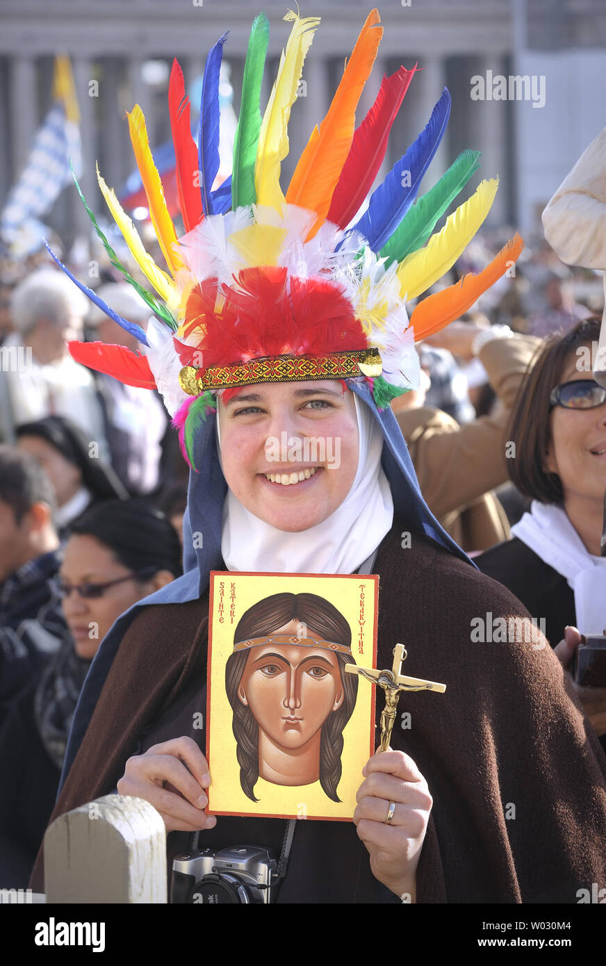 Une religieuse portant un Indien headress détient un tableau représentant Kateri Tekakwitha, Place Saint-Pierre, dans la cité du Vatican le 21 octobre 2012. Le pape Benoît XVI a nommé sept nouveaux saints aujourd'hui, Kateri Tekakwitha du NOUS, Jacques Berthieu de France, Maria Anna Cope de l'Allemagne, Pedro Calungsod des Philippines, Maria Schaffer d'Allemagne, Giovanni Battista Piamarta de l'Italie, Maria del Carmen de l'Espagne, place Saint Pierre au Vatican. UPI/Stefano Spaziani Banque D'Images