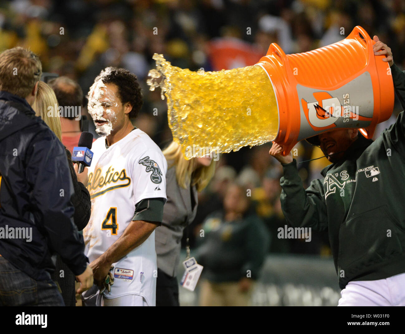 Oakland A's Coco Crisp obtient une tarte dans le visage et le Gatorade traitement après il a mentionné dans le point gagnant dans le bas de la 9ème jeu de quatre de la ligue américaine contre la série divisionnaire Tigers de Detroit à l'Oakland Coliseum à Oakland, Californie le 10 octobre 2012. L'un a marqué trois fois dans le 9ème pour battre Detroit 4-3. UPI/Terry Schmitt Banque D'Images