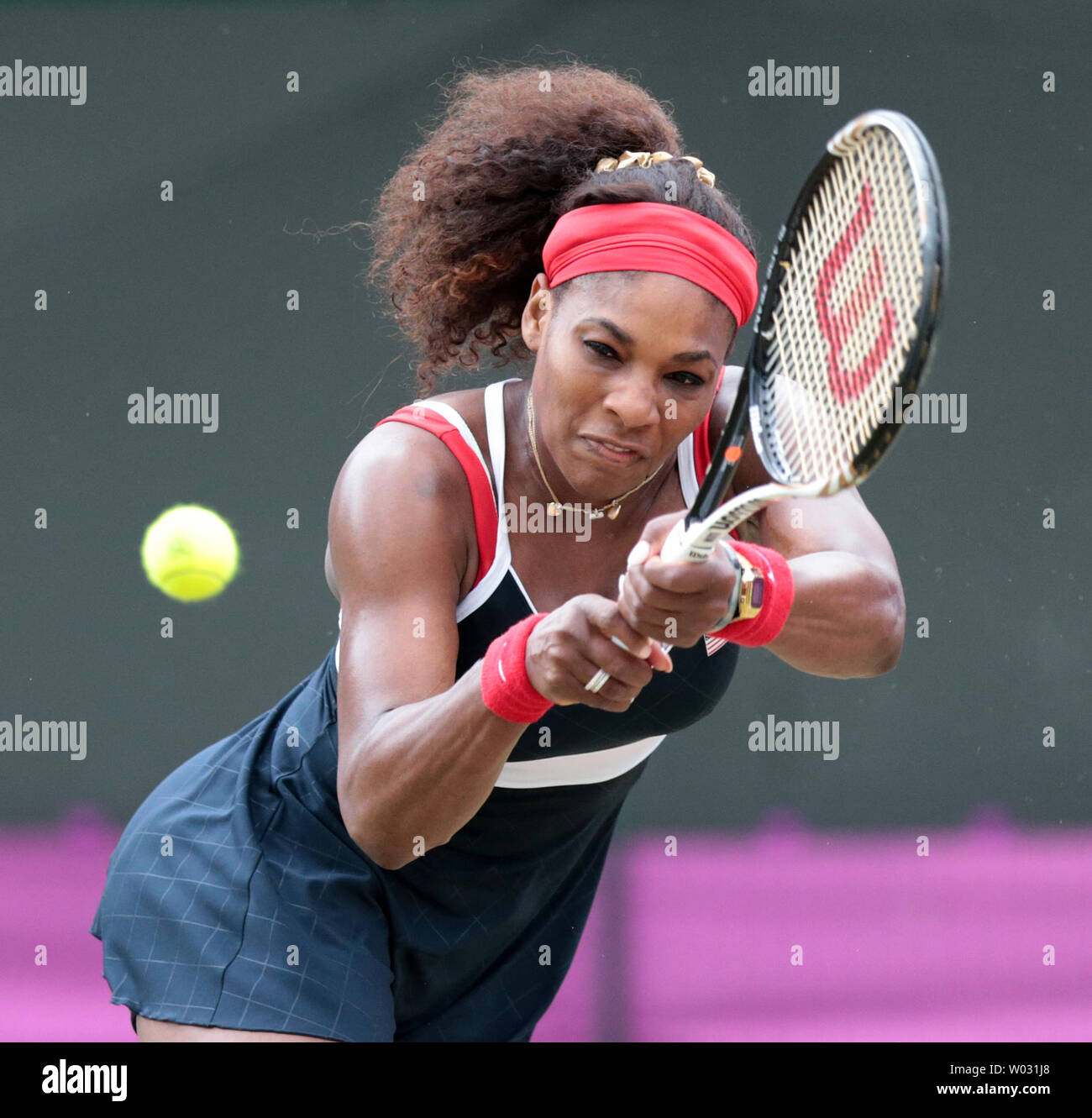 America's Serena Williams en action contre la Pologne dans le Caroline Wozniacki remporteront du tennis féminin à la London 2012 Jeux Olympiques d'été le 02 août 2012, à Wimbledon, Londres. UPI/Hugo Philpott Banque D'Images