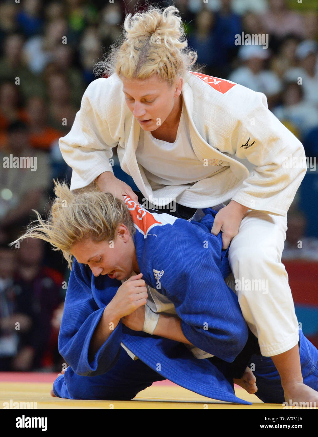 Kayla Harrison de l'USA (blanc) pousse vers le bas Gemma Gibbons de Grande-Bretagne dans l'or des femmes de 78KG Le Judo à l'ExCel Centre au Jeux Olympiques d'été de 2012 à Londres le 2 août 2012 à Londres. Harrison a remporté la médaille d'argent tandis que Gibbons à l'événement. UPI/Terry Schmitt Banque D'Images