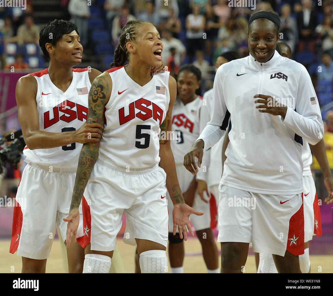 United States' Seimone Augustus (C) et Angel McCoughtry (L) dans l'allégresse avec ses coéquipiers après avoir remporté la médaille d'or en battant la France, 86-50, à l'Jeux olympiques d'été de 2012, le 11 août 2012, à Londres, en Angleterre. UPI/Mike Theiler Banque D'Images