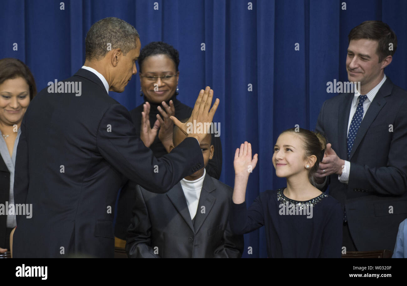Le président des États-Unis, Barack Obama donne un cinq à Julie Stokes avant de signer les décrets pour contrôler la violence par arme à feu dans la cour du Sud Auditorium à Washington, DC Le 16 janvier 2013. Le président a également appelé le congrès à adopter une loi pour lutter contre la violence par arme à feu, un mois après le massacre d'une école à Newtown, Connecticut, qui a tué 20 étudiants et six adultes. UPI/Pat Benic Banque D'Images