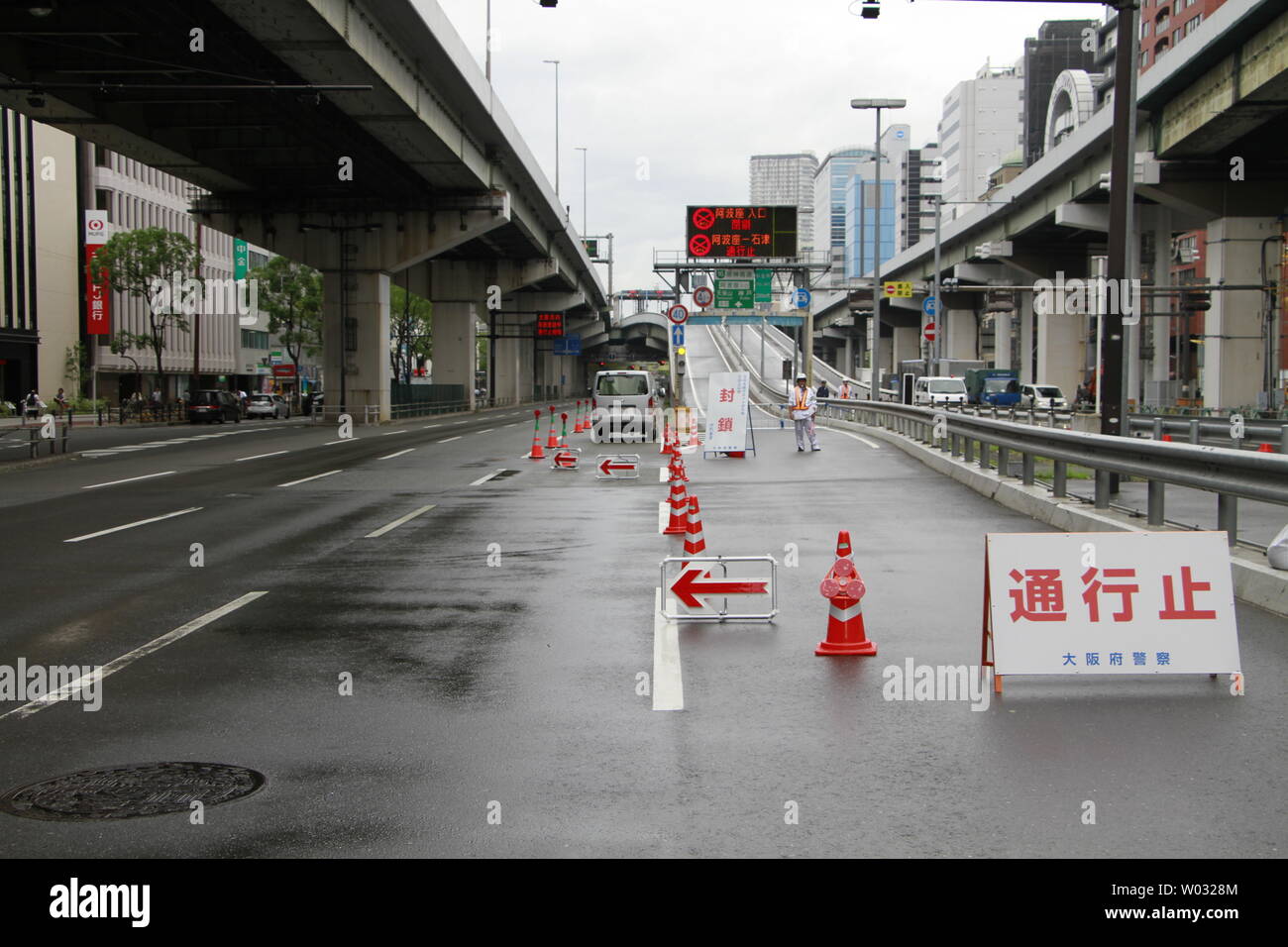 Un agent de police contrôle le trafic près de l'autoroute dans le centre de Osaka, l'ouest du Japon le 27 juin 2019. Les dirigeants du monde se rassemblent pour un groupe de deux jours de sommet 20 à Osaka le vendredi. Credit : AFLO/Alamy Live News Banque D'Images