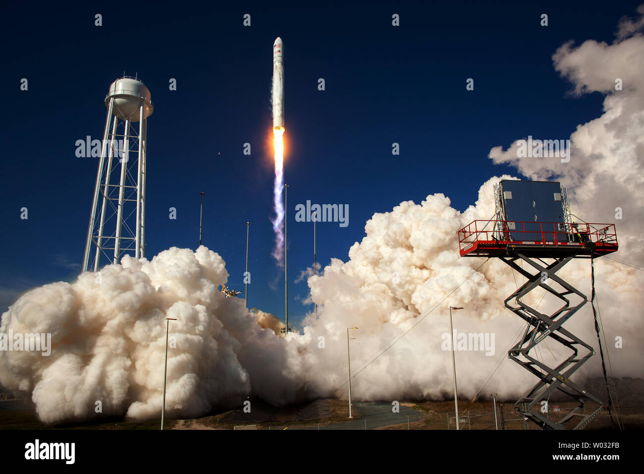 L'Orbital Sciences Corporation Antares rocket est vu comme il lance de PAD-0A de la Mid-Atlantic Regional Spaceport (MARS) au NASA Wallops Flight Facility sur Wallops Island en Virginie, dimanche, 21 avril 2013. Le test de lancement a marqué le premier vol d'Antares et la première fusée de lancement Pad-0A. La fusée Antares livré l'équivalent de masse d'un véhicule spatial, un soi-disant simulé de masse charge utile, dans l'orbite de la Terre. UPI/NASA/Bill Ingalls Banque D'Images