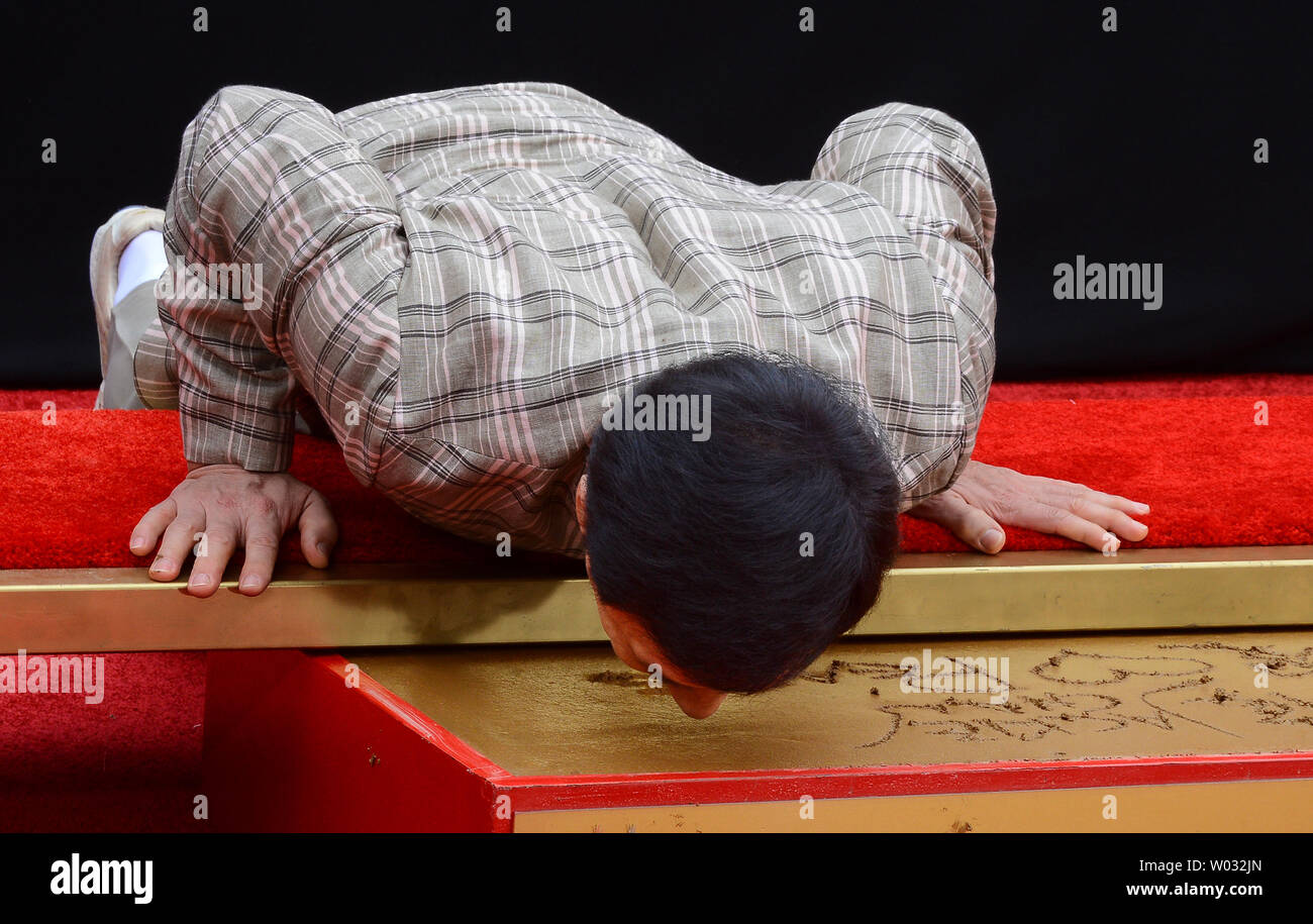 Jackie Chan acteur imprime son nez qu'il participe à une cérémonie empreinte de main &, devenant ainsi le premier acteur chinois à couler ses mains et pieds dans le ciment mouillé dans l'avant-cour du Théâtre chinois de Grauman (autrefois Grauman's), dans la section Hollywood de Los Angeles le 6 juin 2013. UPI/Jim Ruymen Banque D'Images Jackie Chan acteur imprime son nez qu'il participe à une cérémonie empreinte de main &, devenant ainsi le premier acteur chinois à couler ses mains et pieds dans le ciment mouillé dans l'avant-cour du Théâtre chinois de Grauman (autrefois Grauman's), dans la section Hollywood de Los Angeles le 6 juin 2013. UPI/Jim Ruymen Banque D'Images