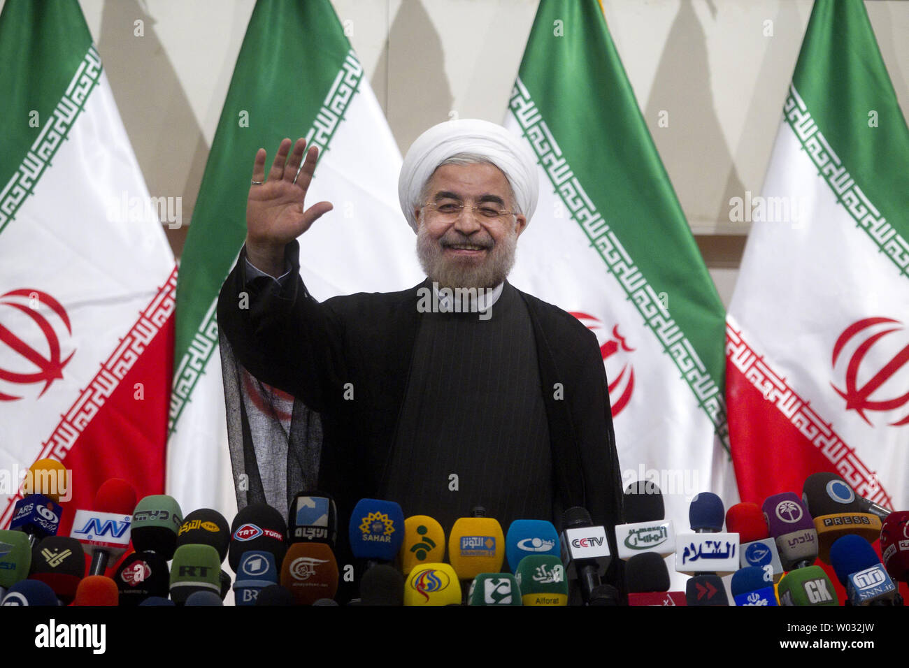 L'Iran's new-élu Président Hassan Rohani vagues avant sa conférence de presse à Téhéran, Iran, le 17 juin 2013. Rouhani a déclaré que les Etats-Unis et l'Iran "doit pas regarder en arrière mais vers l'avant au cours d'un ton conciliant de façon marquée. Maryam Rahmanian/UPI Banque D'Images