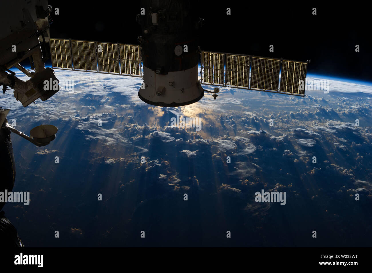 L'un de l'Expédition 36 membres d'équipage à bord de la Station Spatiale Internationale a utilisé un objectif de 50 mm pour enregistrer cette image d'une grande masse de nuages de tempête sur l'océan Atlantique près de l'Équateur et le Brésil le 4 juillet 2013. Un vaisseau spatial russe, arrimé à l'avant-poste en orbite, couvre partiellement une petite parcelle de sunglint sur l'océan dans une fracture dans les nuages. UPI/ NASA Banque D'Images