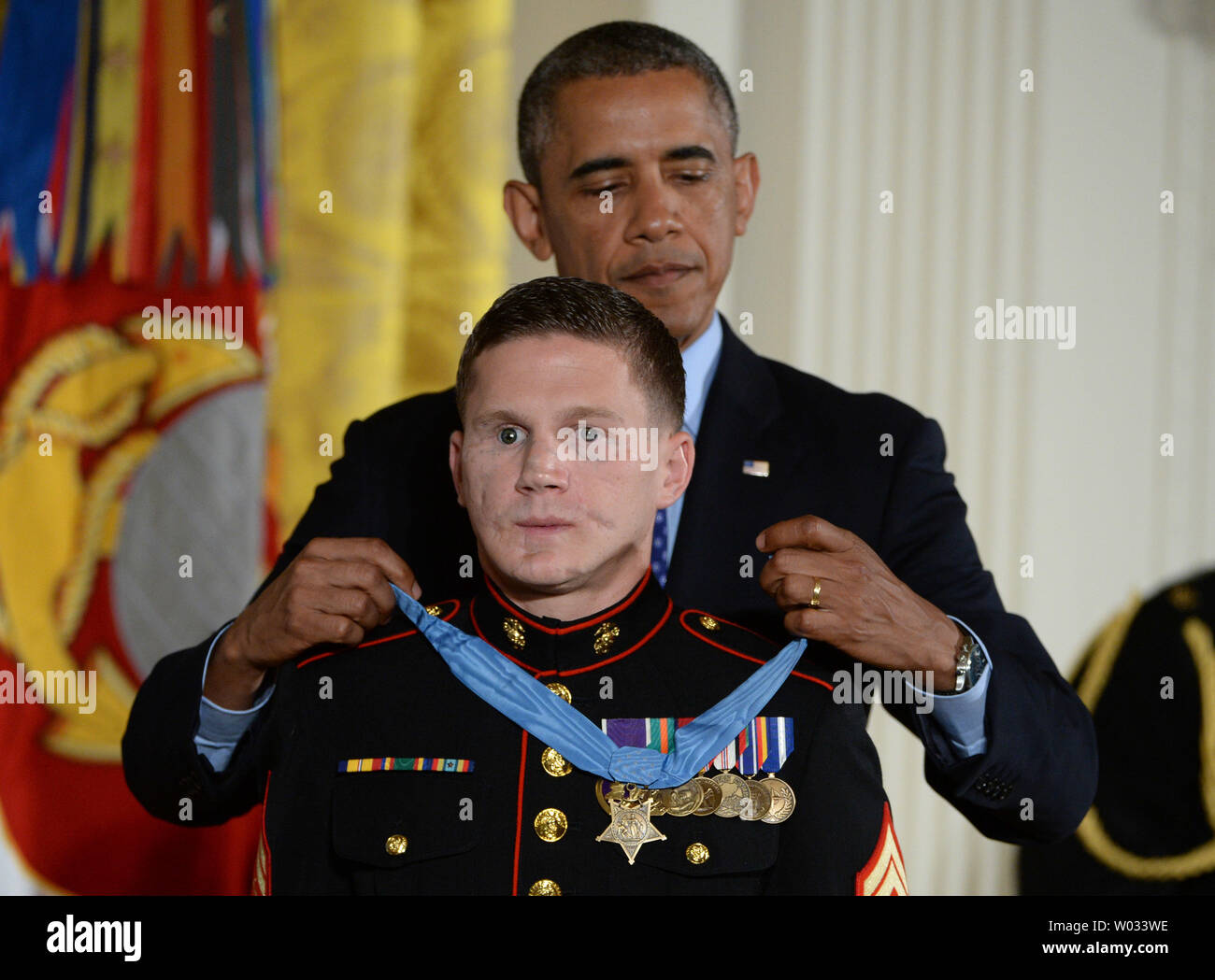 Le président Barack Obama awards la Médaille de l'honneur de marine à la retraite William 'Kyle' Carpenter lors d'une cérémonie dans l'East Room de la Maison Blanche à Washington, DC Le 19 juin 2014. Carpenter, 24 ans, de Gilbert, Caroline du Sud a reçu la plus haute distinction pour bravoure pour couvrir une grenade avec son corps pour sauver la vie d'un Marine en Afghanistan en 2010. UPI/Pat Benic Banque D'Images