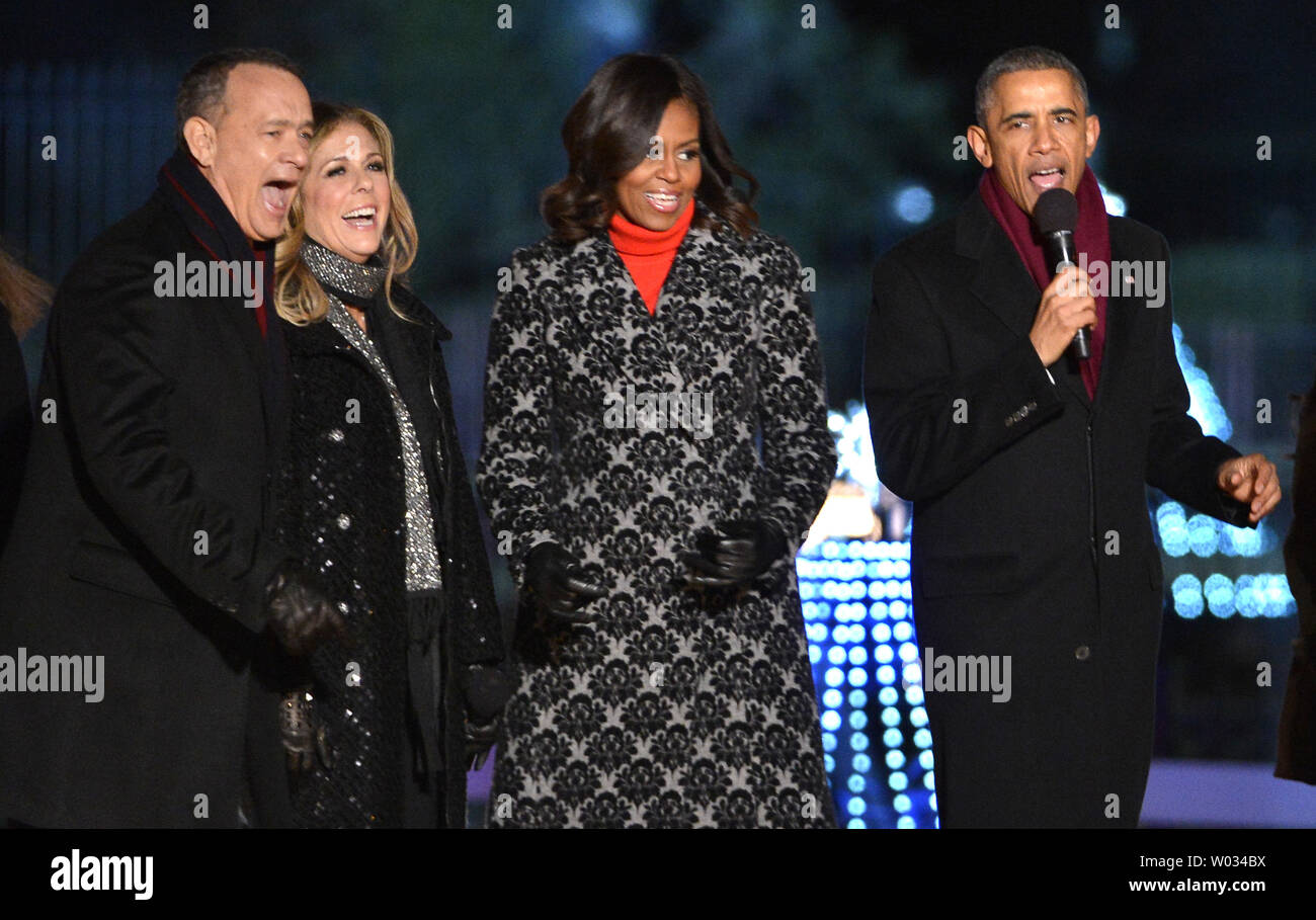 Le président américain Barack Obama, la Première Dame Michelle Obama (C) et maître de cérémonie, l'acteur Tom Hanks rire avec sa femme Rita Wilson lors de la conclusion de la cérémonie d'illumination de l'arbre de Noël National le 4 décembre 2014, à Washington, DC. La tradition remonte à 1923 et le Président Calvin Coolidge et historiquement commence la période des Fêtes dans la capitale américaine. UPI/Mike Theiler Banque D'Images