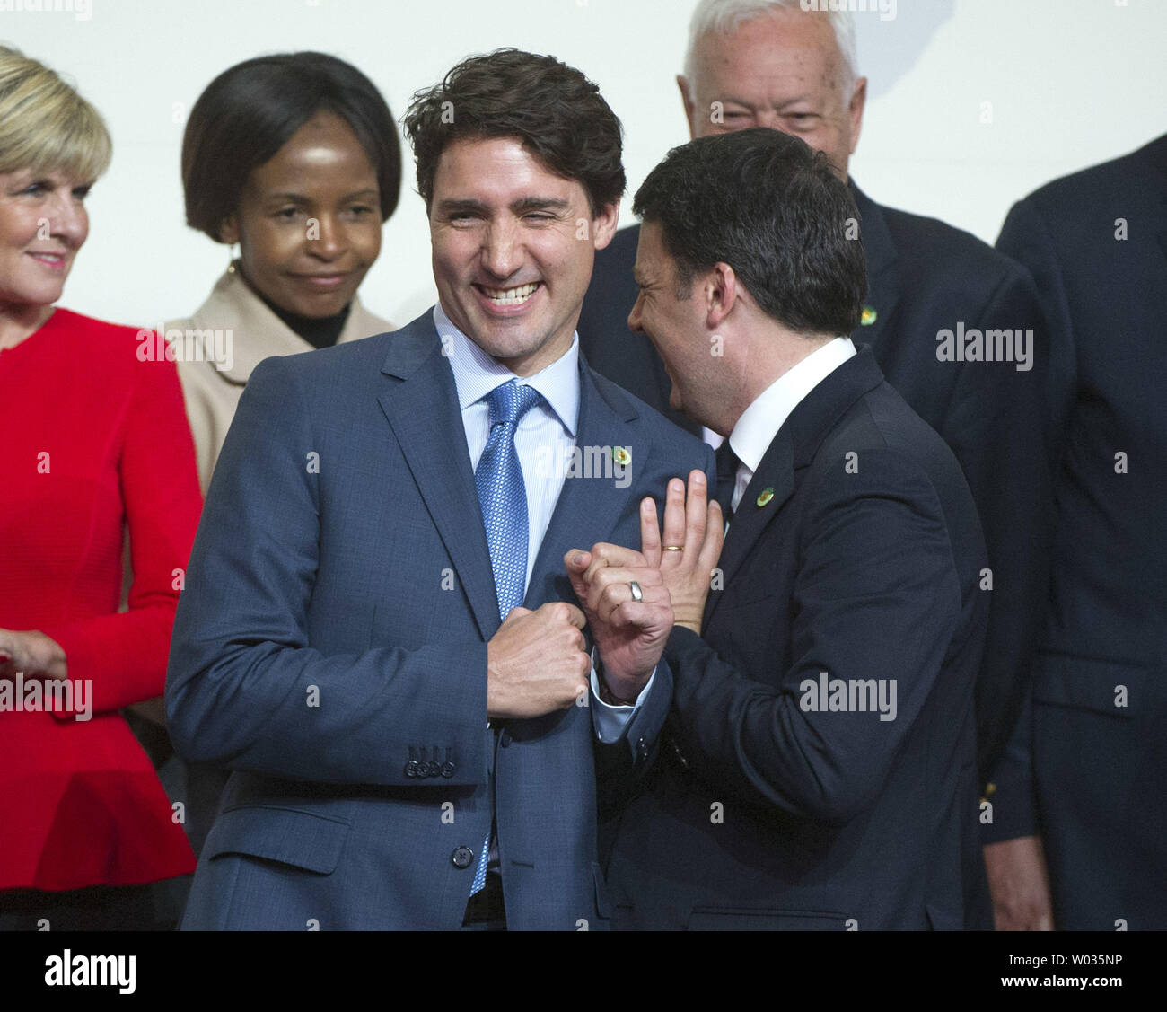 (L) Justin Trudeau, premier ministre du Canada, en plaisantant coudes Matteo Renzi, Premier Ministre de l'Italie, au cours d'une photo de famille à la 2016 Sommet sur la sécurité nucléaire à Washington, DC, le 1 avril 2016. Le Sommet réunit les dirigeants du monde entier pour aider à apporter des améliorations à la sécurité des matières nucléaires dans le monde entier. Photo par Kevin Dietsch/UPI Banque D'Images