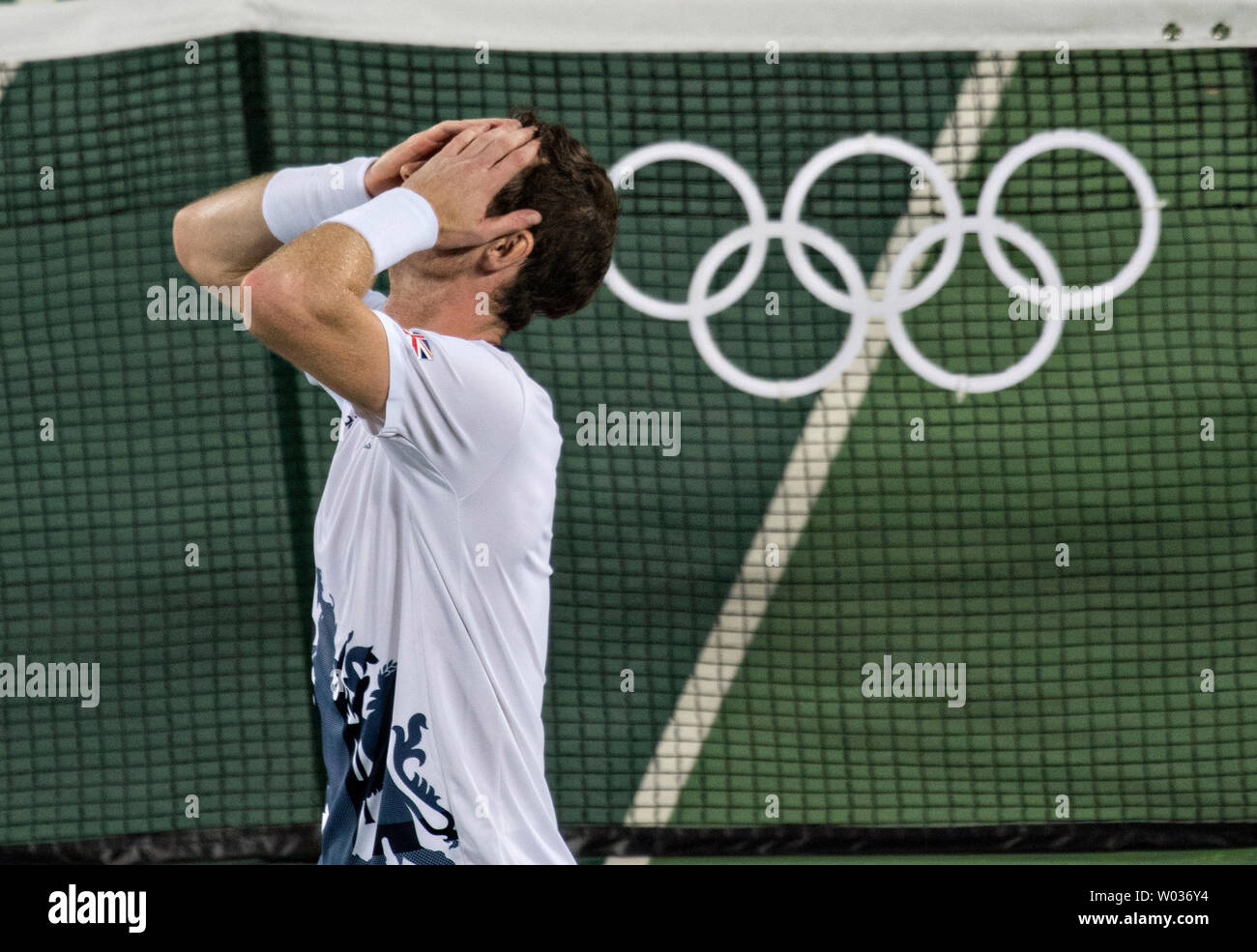 Andy Murray de Grande-bretagne réagit après avoir remporté un match long et difficile au cours du Tennis Masculin en finale contre Juan Mart'n del Potro de l'Argentine à la Rio 2016 Jeux Olympiques d'été à Rio de Janeiro, Brésil, le 14 août 2016. Murray a remporté la médaille d'or de trois ensembles à un. Photo de Richard Ellis/UPI Banque D'Images