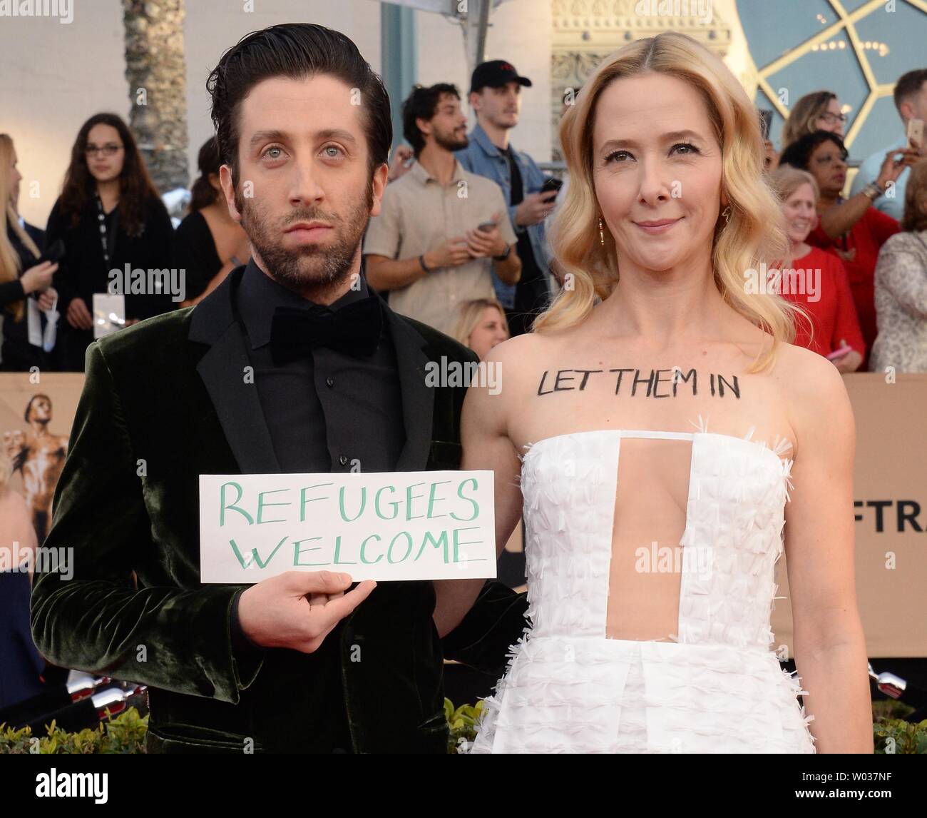 Acteurs Simon Helberg (L) et Jocelyn Towne arrivent pour le 23e congrès annuel de la SAG Awards tenue au Shrine Auditorium à Los Angeles le 29 janvier 2017. La Screen Actors Guild Awards sera diffusée en direct sur la TNT et les directives du SCT. Photo par Jim Ruymen/UPI Banque D'Images