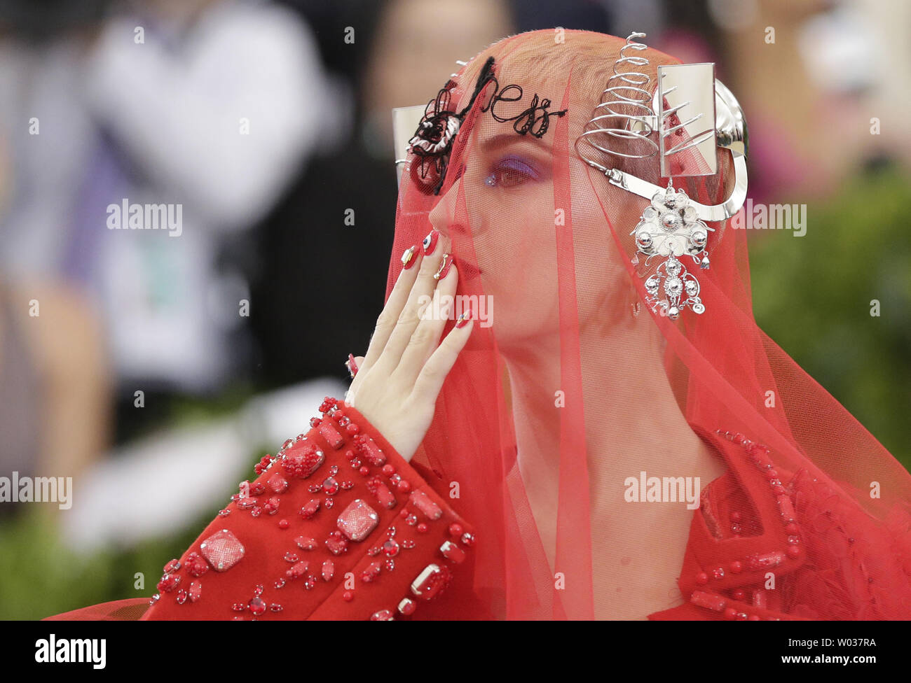 Katy Perry souffle un baiser quand elle arrive sur le tapis rouge au Costume Institute au Metropolitan Museum of Art de célébrer l'ouverture de Rei Kawakubo/Comme des Garçons : Art de The In-Between à New York le 1 mai 2017. Photo de John Angelillo/UPI Banque D'Images