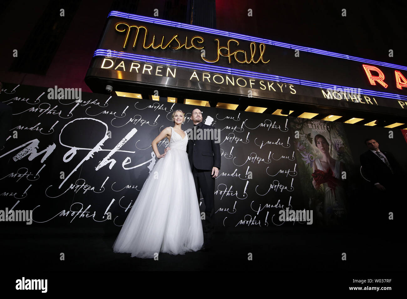 Jennifer Lawrence et directeur Darren Aronofsky arrivent sur le tapis rouge à la première de "Mère !" au Radio City Music Hall le 13 septembre 2017, à New York. Photo de John Angelillo/UPI Banque D'Images