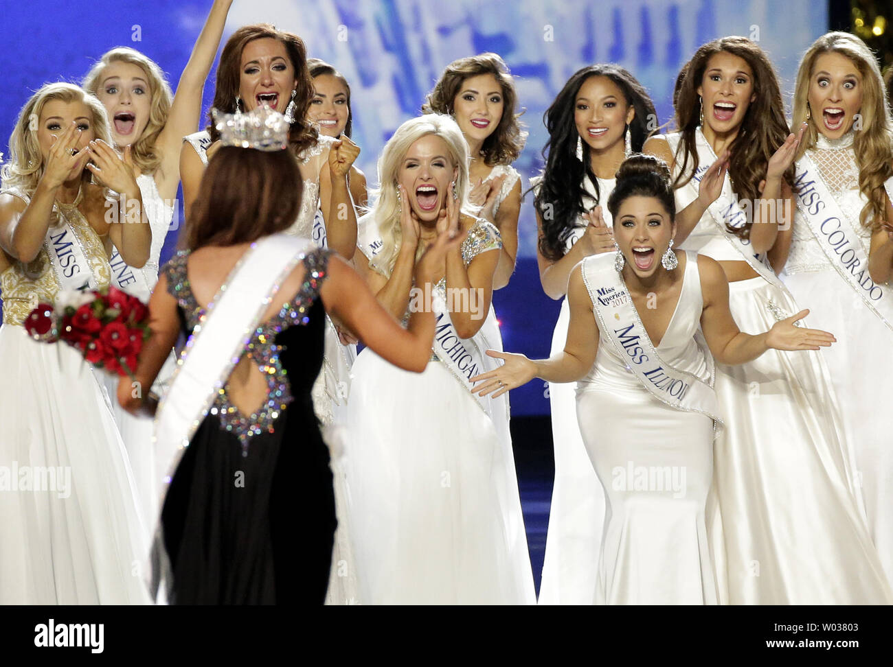 Les candidats à la Miss America réagir que Miss Dakota du Nord Cara Mund promenades vers eux après avoir remporté le 97e concours annuel de Miss America 2018 au Boardwalk Hall d'Atlantic City, NJ, le 10 septembre 2017. Photo de John Angelillo/UPI Banque D'Images