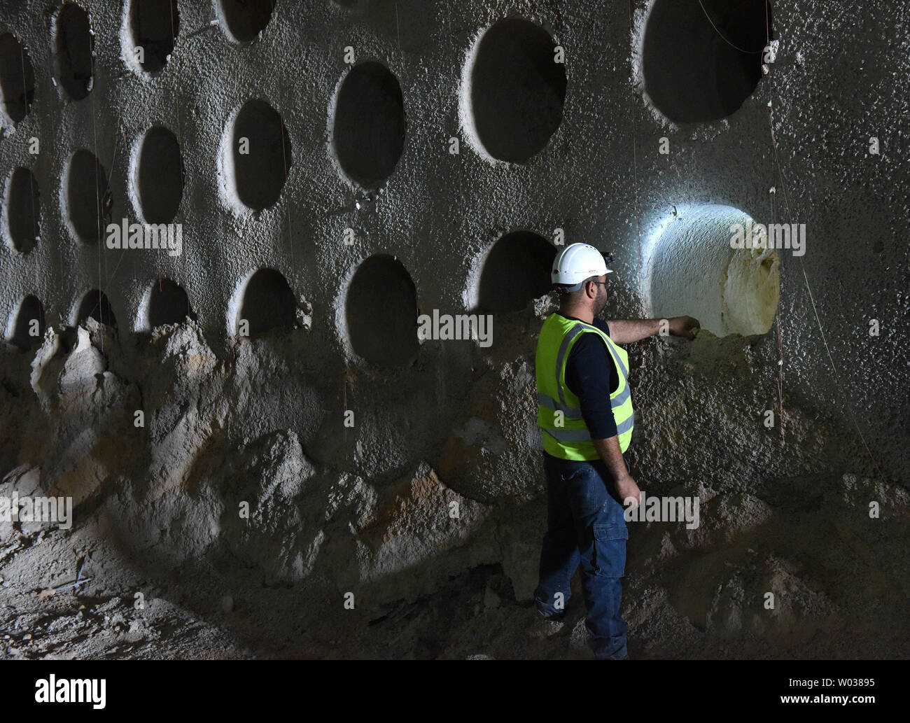 Itzik Behar, ingénieur de projet, ressemble à un cimetière de catacomb partiellement construite dans le souterrain de tunnels à l'inhumation au cimetière de Givat Shaul, Har HaMenuchot, à Jérusalem, Israël, le 26 novembre 2017. En raison de la surpopulation et le manque de terres pour les lieux de sépulture à Jérusalem, l'enterrement religieux appelé la société, Chevra Kadisha est la construction de la sépulture souterraine massive qui fourniront l'espace pour plus de 22 000 tombes. Photo par Debbie Hill/UPI Banque D'Images