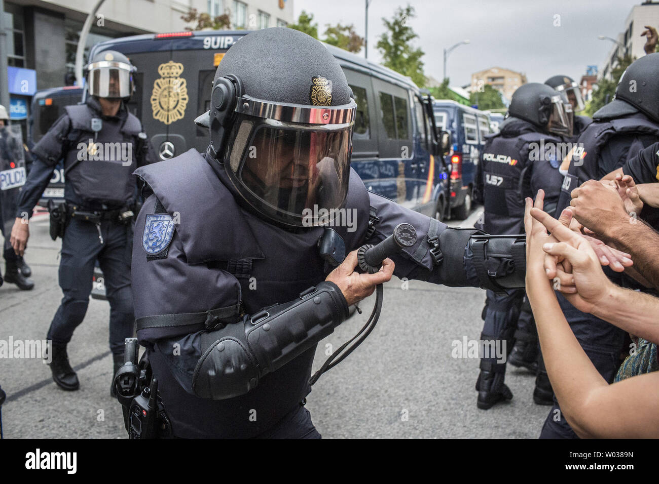 Les agents de la police espagnole d'empêcher les gens d'entrer dans un bureau de scrutin à Barcelone, le 1 octobre 2017, le jour d'un référendum sur l'indépendance de la Catalogne interdit par Madrid. Plus de 5,3 millions de Catalans sont appelés aujourd'hui à voter à un référendum sur l'indépendance. photo par Angel Garcia/ UPI Banque D'Images