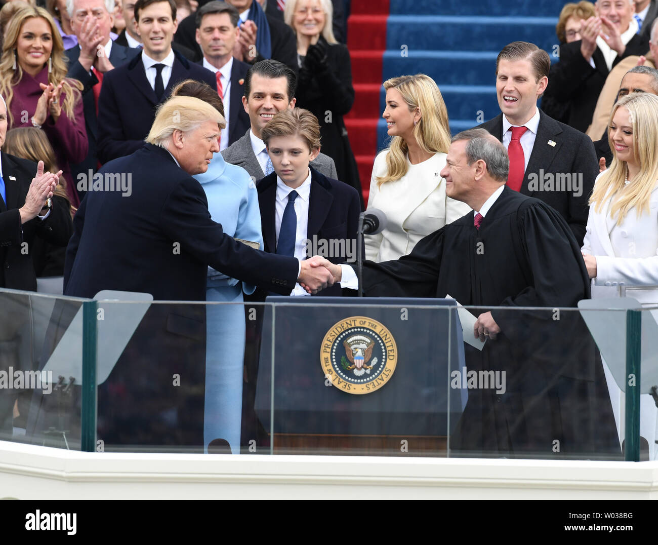 Le président Donald Trump, serre la main avec le Juge en chef John Roberts après avoir prêté serment lors de son investiture le 20 janvier 2017, à Washington, D.C. Trump a prêté serment en tant que 45e président des États-Unis. Photo de Pat Benic/UPI Banque D'Images