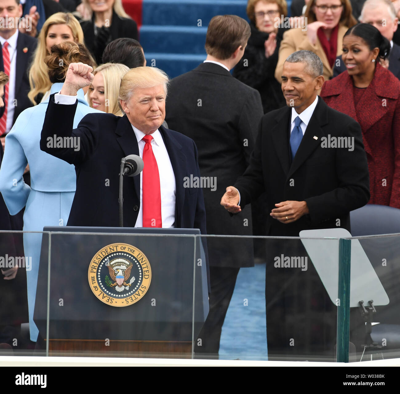 Le président Donald Trump les gestes à la foule après avoir prêté serment lors de son investiture le 20 janvier 2017, à Washington, D.C. Trump a prêté serment en tant que 45e président des États-Unis. Photo de Pat Benic/UPI Banque D'Images