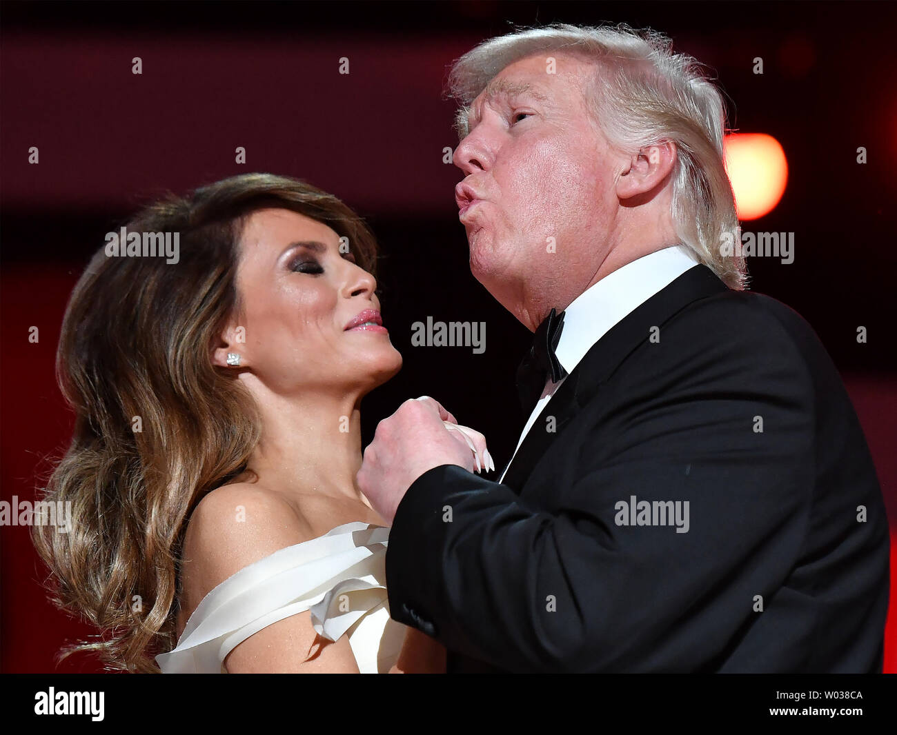 Le président Donald Trump chante le long de 'My Way' pendant une danse avec la Première Dame Melania Trump tout en assistant à la liberté Ball le 20 janvier 2017, à Washington, D.C. Trump ont assisté à une série de boules pour couronner son investiture. Photo par Kevin Dietsch/UPI Banque D'Images