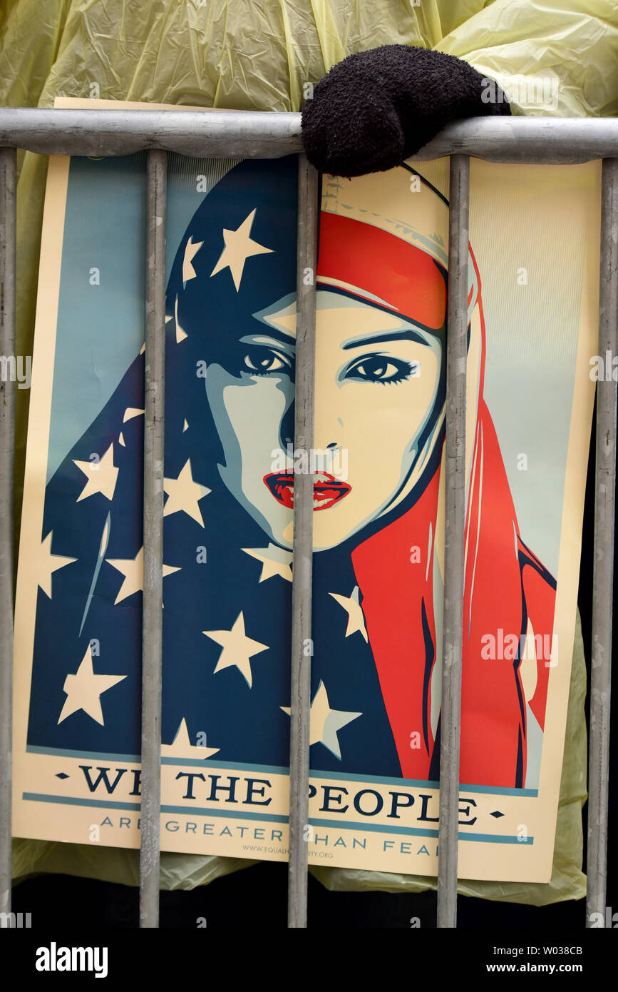 Les manifestants se rassemblent à l'extérieur portes de la cérémonie d'inauguration à l'Capitol le 20 janvier 2017, à Washington, D.C. Trump a prêté serment en tant que 45e président des États-Unis. Photo de Michael plus sage/UPI Banque D'Images