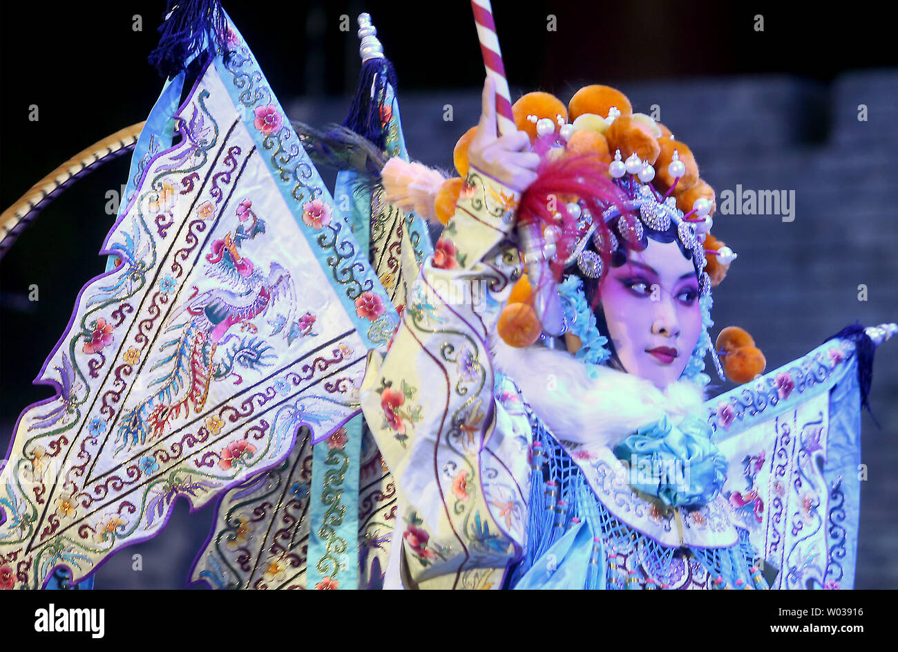 Les acteurs chinois effectuer l'opéra chinois 'Summer du Hunhe' dans Shanghai, une importante ville portuaire chinoise dans la province de Liaoning, le 22 juillet 2018. Malgré une forte baisse au cours de la dernière décennie de jeunes Chinois arts traditionnels d'apprentissage et au lieu d'opter pour la musique occidentale moderne, cinéma, art et style, il y a eu une reprise à l'opéra chinois en tant que producteurs visent leurs histoires à un public plus jeune. Photo par Stephen Shaver/UPI Banque D'Images