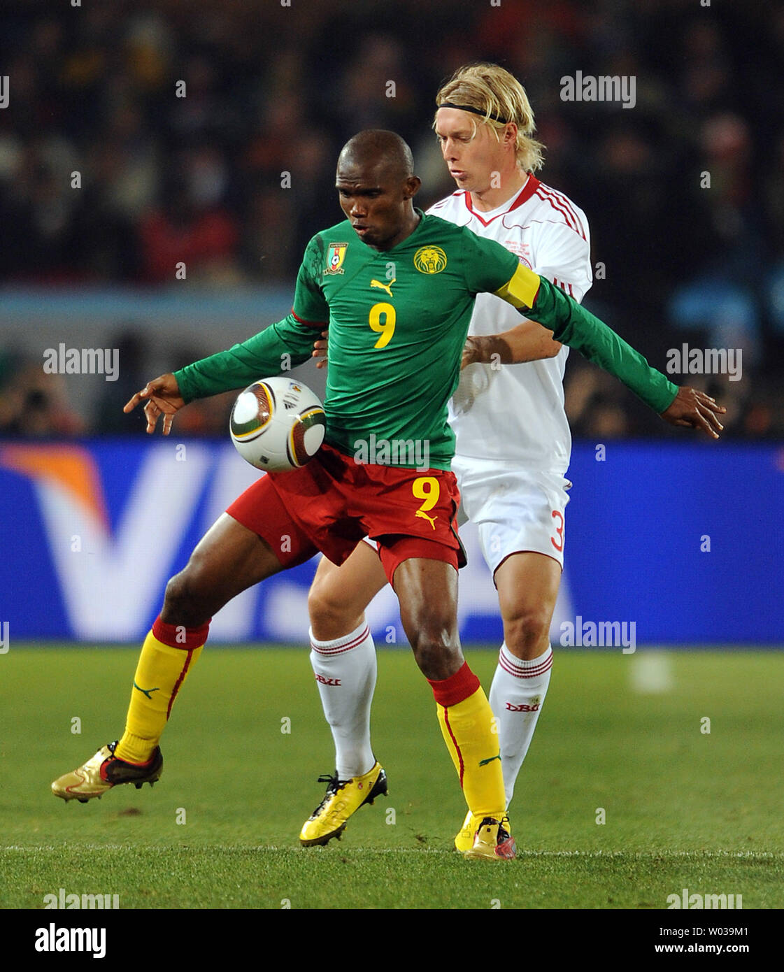 Samuel Eto'o du Cameroun et Simon Kjaer de Danemark bataille pour le contrôle de la balle le groupe E match au Loftus Versfeld à Pretoria, Afrique du Sud le 19 juin 2010. UPI/Chris Brunskill Banque D'Images