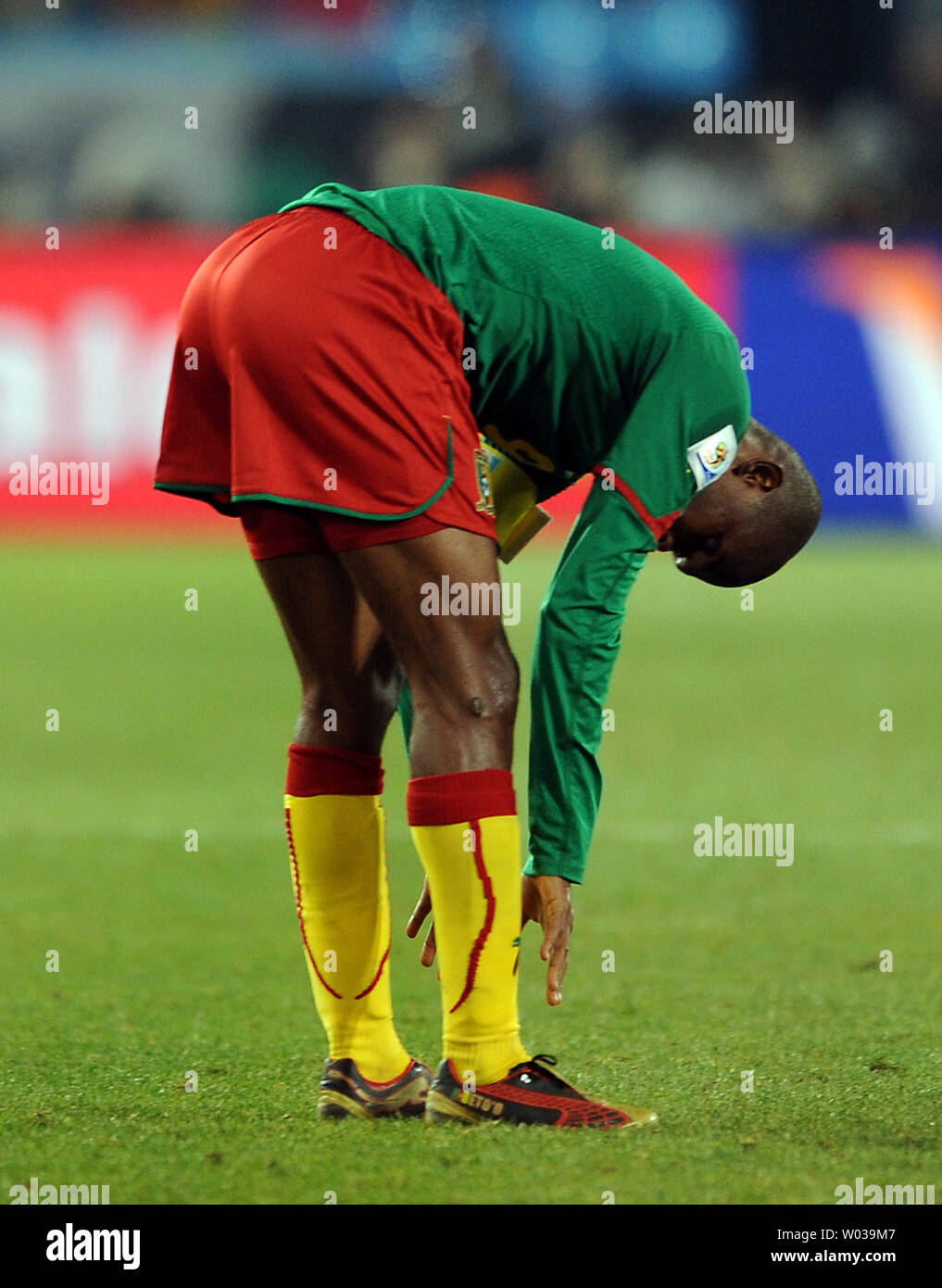 Samuel Eto'o du Cameroun a l'air déprimé après le groupe E match au Loftus Versfeld à Pretoria, Afrique du Sud le 19 juin 2010. UPI/Chris Brunskill Banque D'Images