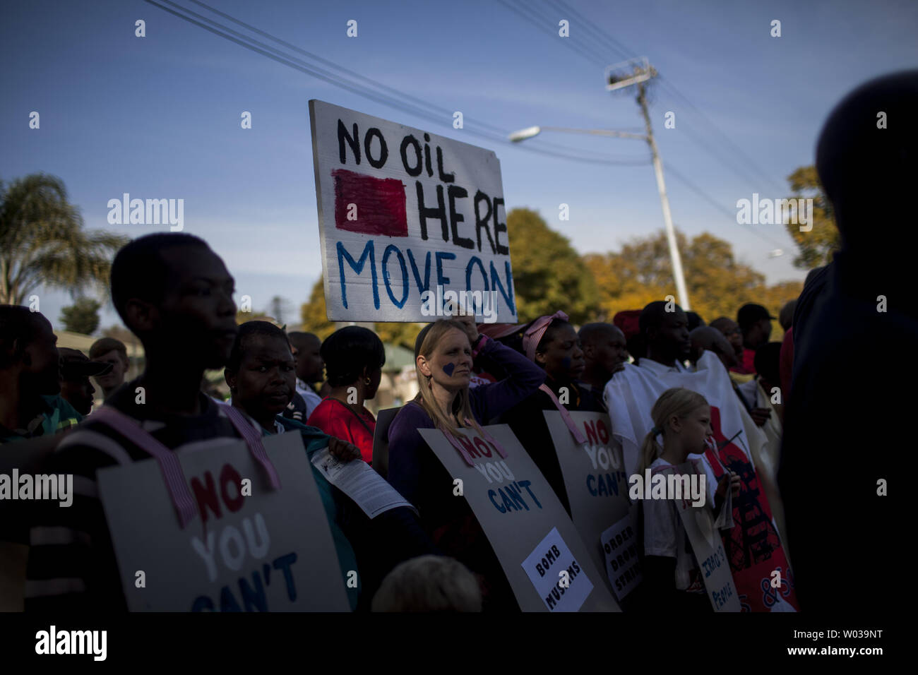 Un grand groupe de protestation des rassemblements dans les rues comme ils mars à l'ambassade américaine à Pretoria, en Arfica, en protestation de la visite du Président Barack Obama à l'Afrique du Sud le 28 juin 2013. Le président des États-Unis, Barack Obama s'envole pour l'Afrique aujourd'hui pour une visite de trois jours, tandis que l'ancien Président sud-africain Nelson Mandela passe son 21e jour à l'hôpital dans un état critique à la suite Médiclinic Heart Hospital de Pretoria. UPI/Charlie Shoemaker Banque D'Images