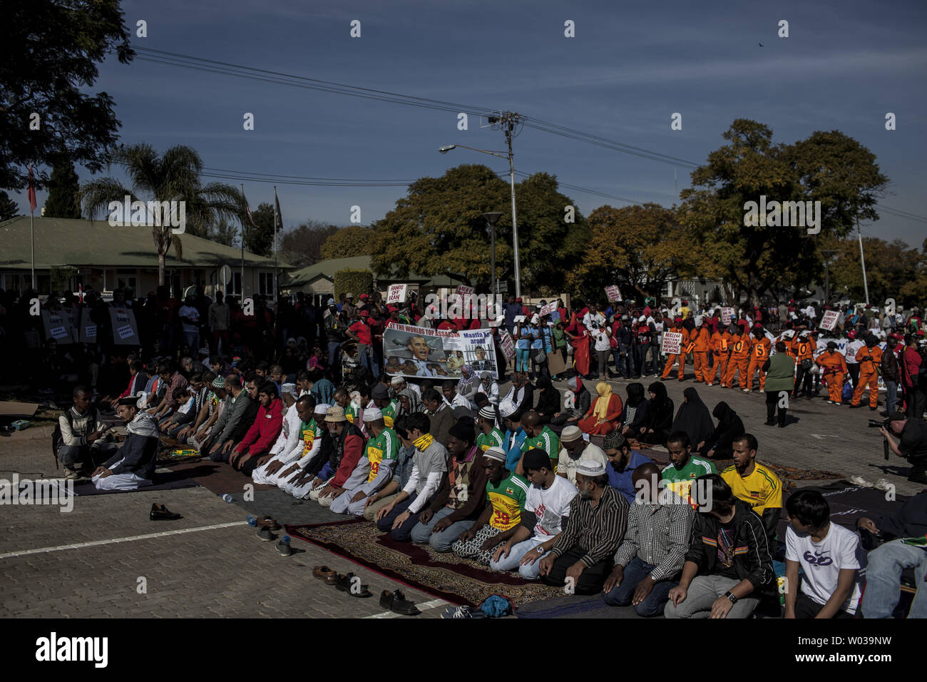 Un groupe d'hommes musulmans prier en face de l'ambassade des États-Unis comme un grand groupe de protestation rallyes à Pretoria, en Arfica, en protestation de la visite du Président Barack Obama à l'Afrique du Sud le 28 juin 2013. Le président des États-Unis, Barack Obama s'envole pour l'Afrique aujourd'hui pour une visite de trois jours, tandis que l'ancien Président sud-africain Nelson Mandela passe son 21e jour à l'hôpital dans un état critique à la suite Médiclinic Heart Hospital de Pretoria. UPI/Charlie Shoemaker Banque D'Images