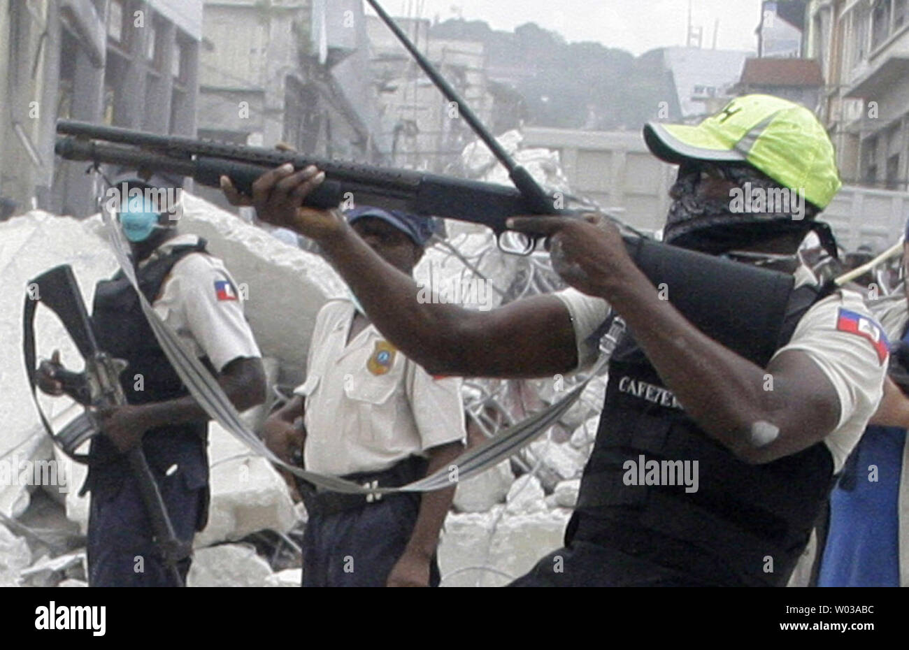 La police haïtienne tirer des balles en caoutchouc pour arrêter les pillards à Port-au-Prince le 19 janvier 2010, après un séisme de magnitude 7,0 a causé de graves dommages le 12 janvier. UPI/Anatoli Zhdanov Banque D'Images