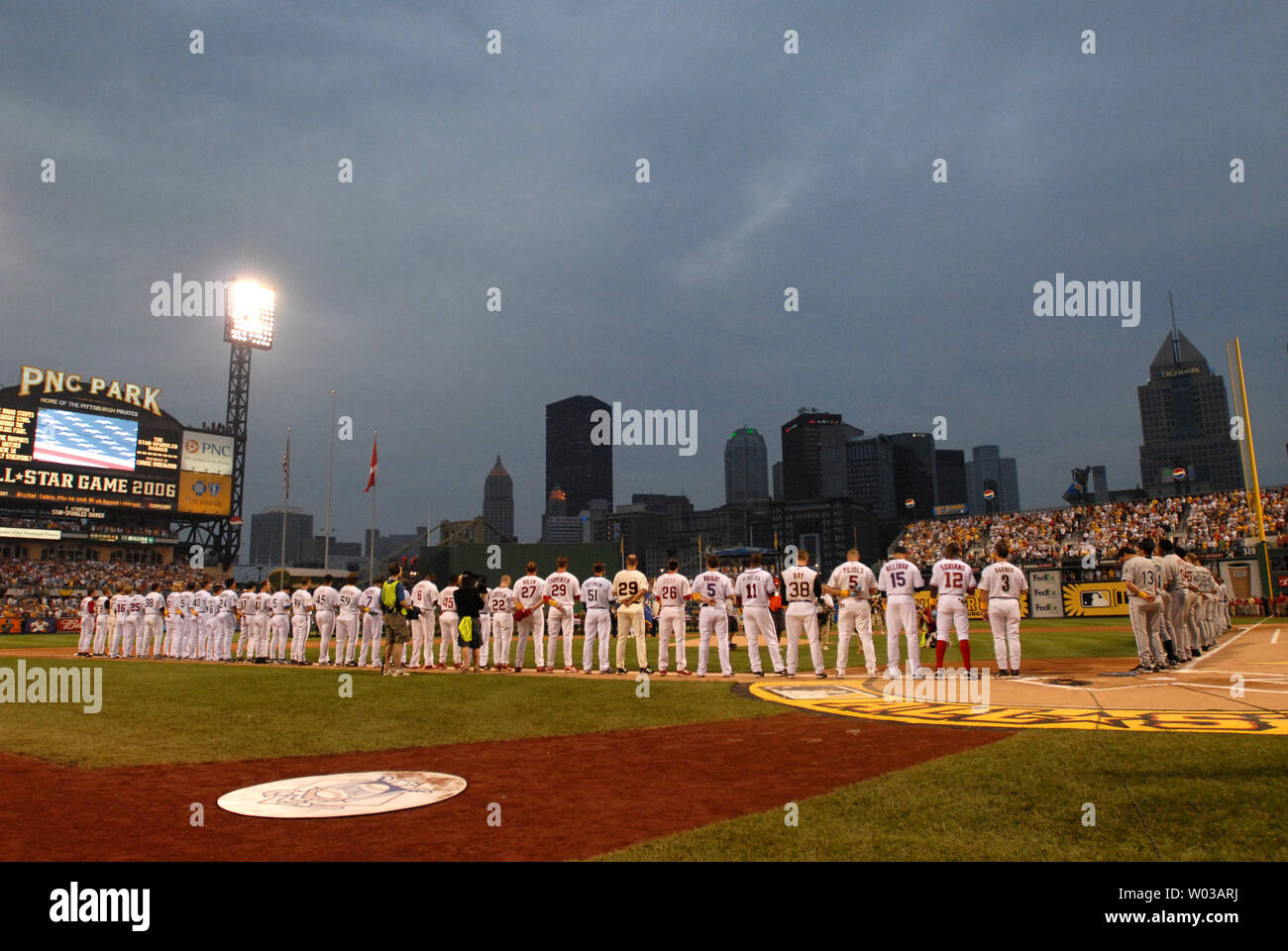 L'hymne national est chanté pour lancer la Ligue Majeure de Baseball de 2006 à Pittsburgh le 11 juillet 2006. La Ligue américaine a gagné 3-2. (Photo d'UPI/Pat Benic) Banque D'Images