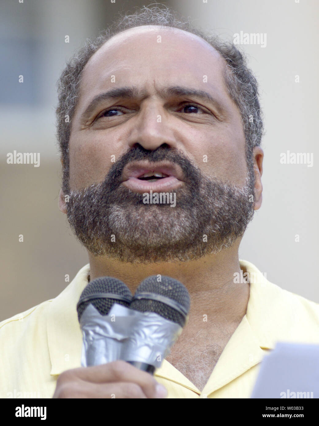 Ancien Pittsburgh Steelers et Penn State Alumni Franco Harris parle lors d'un rassemblement réclamant la démission du conseil d'administration de l'université en face du Old Main sur le campus de l'Université Penn State State College, PA Le 15 septembre 2012. UPI/Archie Carpenter Banque D'Images