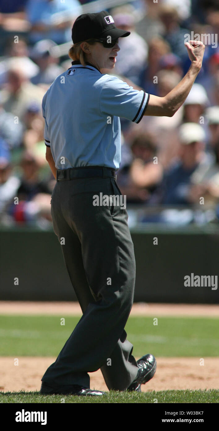 Juge-arbitre Ria Cortesio signale un joueur hors Ligue des cactus au cours de l'action entre les Chicago Cubs et les Diamondbacks de l'Arizona à HoHoKam Park à Mesa, Arizona le 29 mars 2007. Cortesio est la cinquième femme juge-arbitre d'appeler un jeu dans l'histoire du baseball professionnel et le premier depuis 1989. (Photo d'UPI/Art Foxall) Banque D'Images