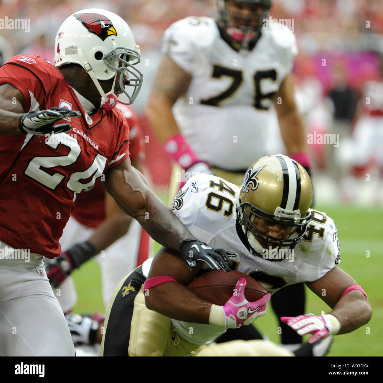 New Orleans Saints running back Ladell Betts plonge pour progresse au cours du premier trimestre contre les Arizona Cardinals au University of Phoenix Stadium de Glendale, AZ octobre 10,2010. UPI/Art Foxall Banque D'Images