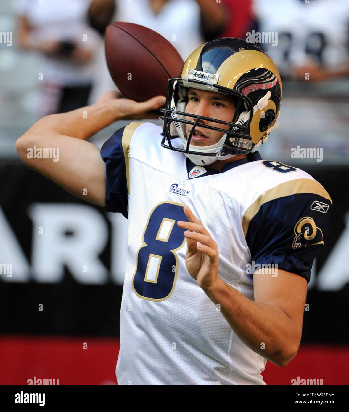 Saint Louis Rams quart-arrière Sam Bradford se réchauffe avant le début des Rams match contre les Arizona Cardinals au University of Phoenix Stadium de Glendale, AZ Décembre 5,2010. UPI/Art Foxall Banque D'Images