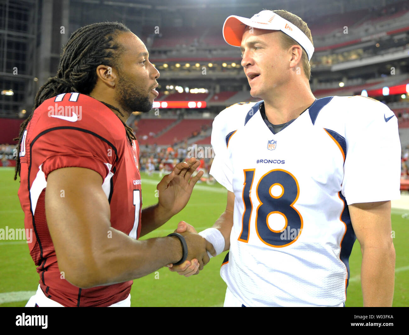 Arizona Cardinals Larry Fitzgerald (L) et Denver Broncos Payton Manning (R) de se parler après le Cardinals-Broncos match pré-saison à l'University of Phoenix Stadium de Glendale, Arizona, août 30,2012. Les Broncos battre les cardinaux 16-13. UPI/Art Foxall Banque D'Images