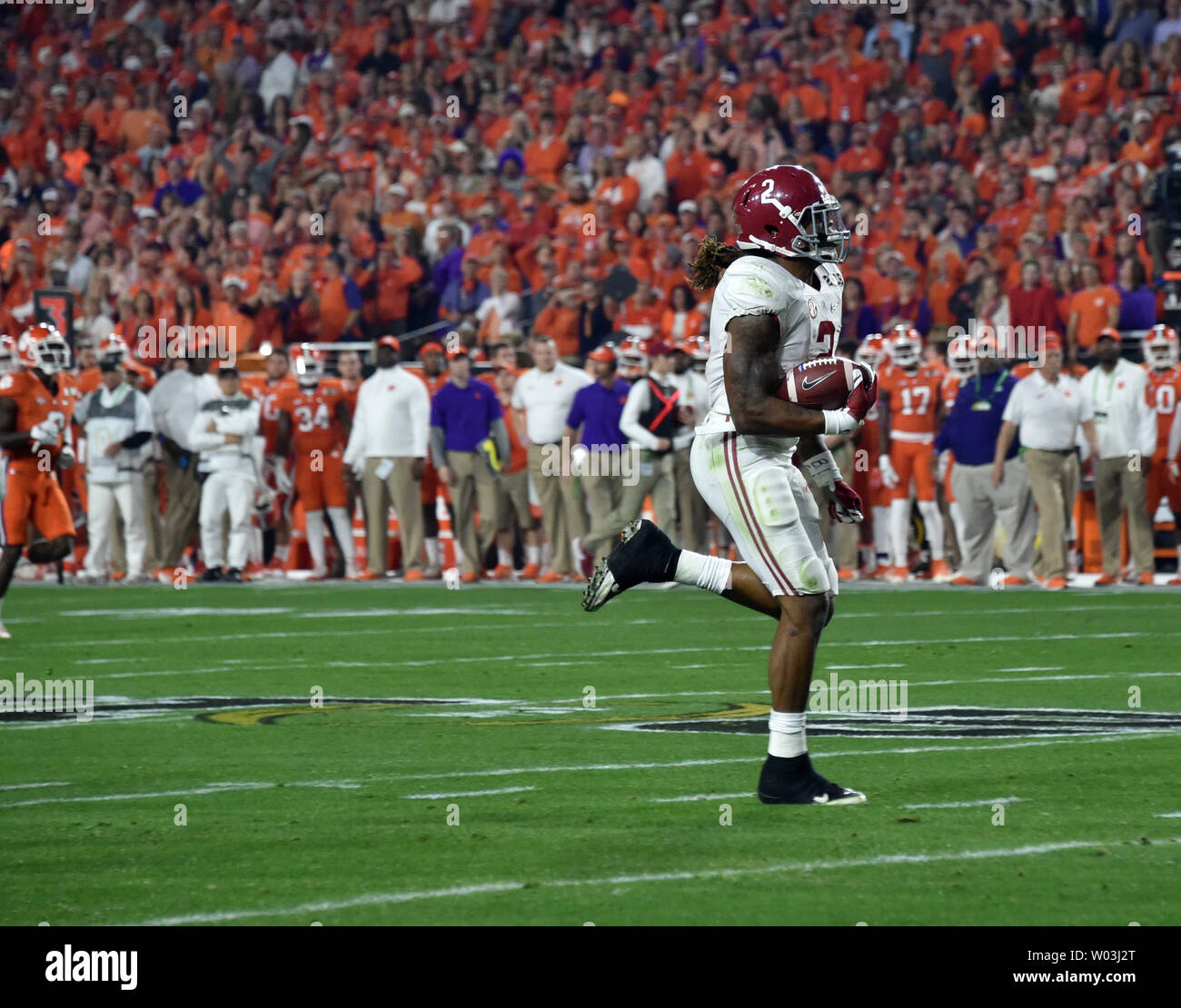 Alabama Crimson Tide tournant retour Derrick Henry marque contre le Clemson Tigers dans le premier trimestre de l'ordre des séries 2016 Football Championnat National au University of Phoenix Stadium de Glendale, Arizona le 11 janvier 2016. Photo par Jon SooHoo/UPI Banque D'Images