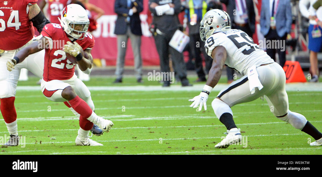 Arizona Cardinals' Chase Edmonds (L) tente de truquer des Oakland Raiders' Tahir Whitehead, arrêtant pour huit chantiers de l'au premier trimestre du jeu au stade de State Farm, à Glendale (Arizona) le 18 novembre 2018. Photo par Art Foxall/UPI Banque D'Images