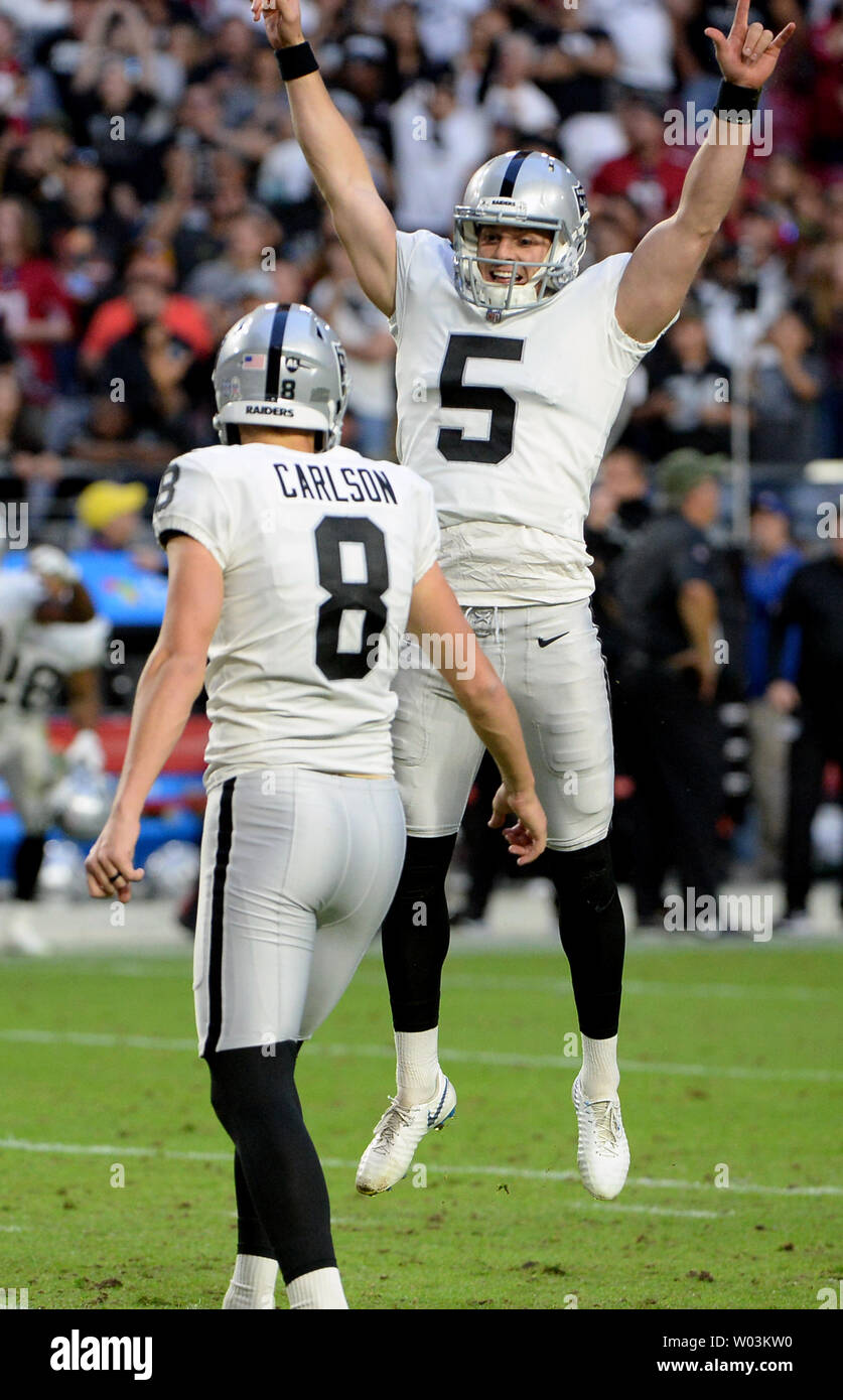 Titulaire des Raiders d'Oakland Johnny Townsend (R) réagit comme il regarde kicker Daniel Carlson après Carlson a lancé le jeu large domaine objectif comme le temps a manqué à l'Raiders-Arizona Cardinaux match au stade de State Farm, à Glendale (Arizona) le 18 novembre 2018. Les raiders défait les cardinaux 23-21. Photo par Art Foxall/UPI Banque D'Images