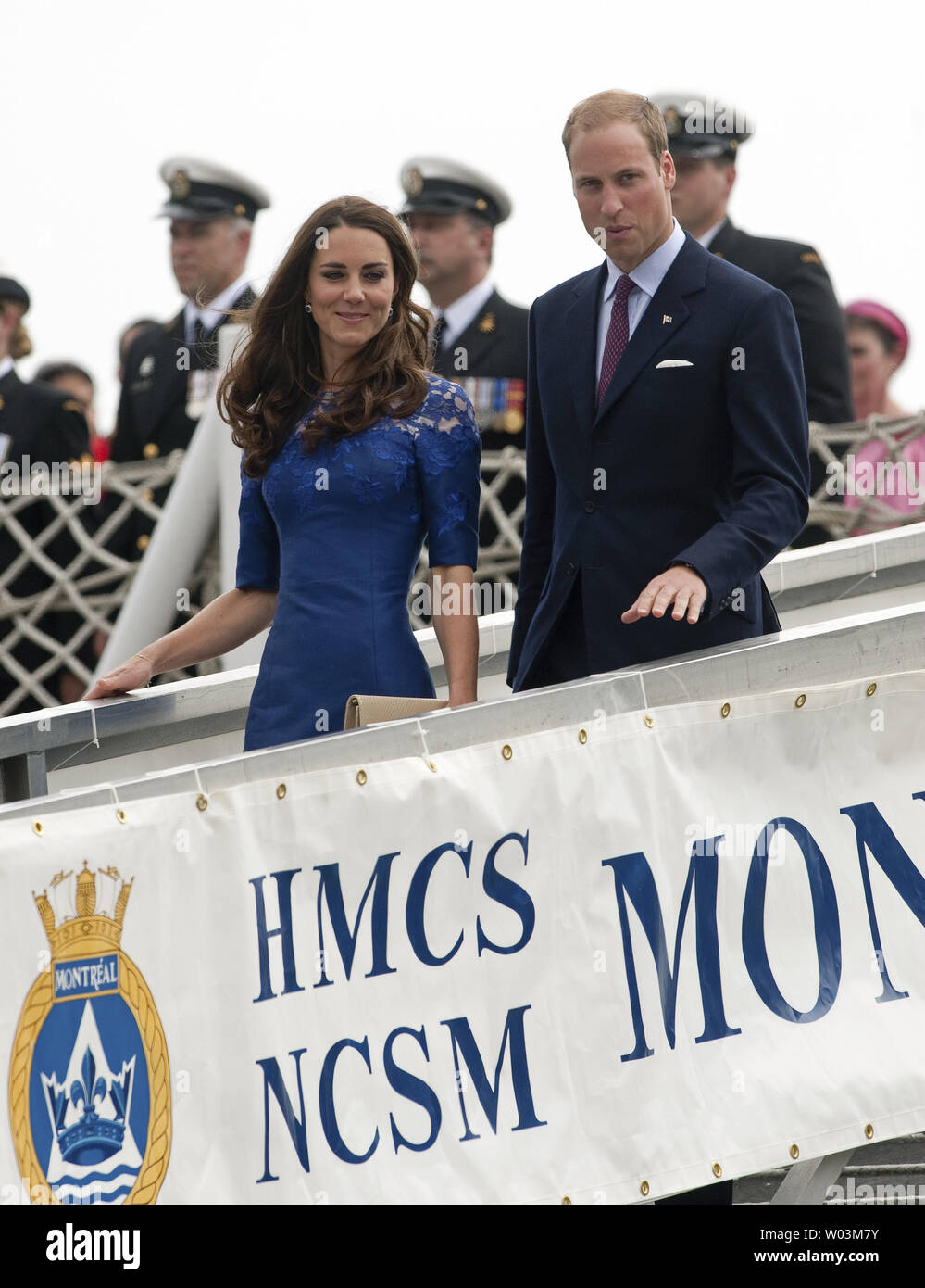 Le prince William et son épouse Kate, le duc et la duchesse de Cambridge, descendez le NCSM Montréal après les prières du matin sur le pont au cours de leur tournée royale dans la ville de Québec, Québec, le 3 juillet 2011. La famille royale avait passé la nuit sur le bateau croisière sur le fleuve Saint-Laurent. UPI/Heinz Ruckemann Banque D'Images