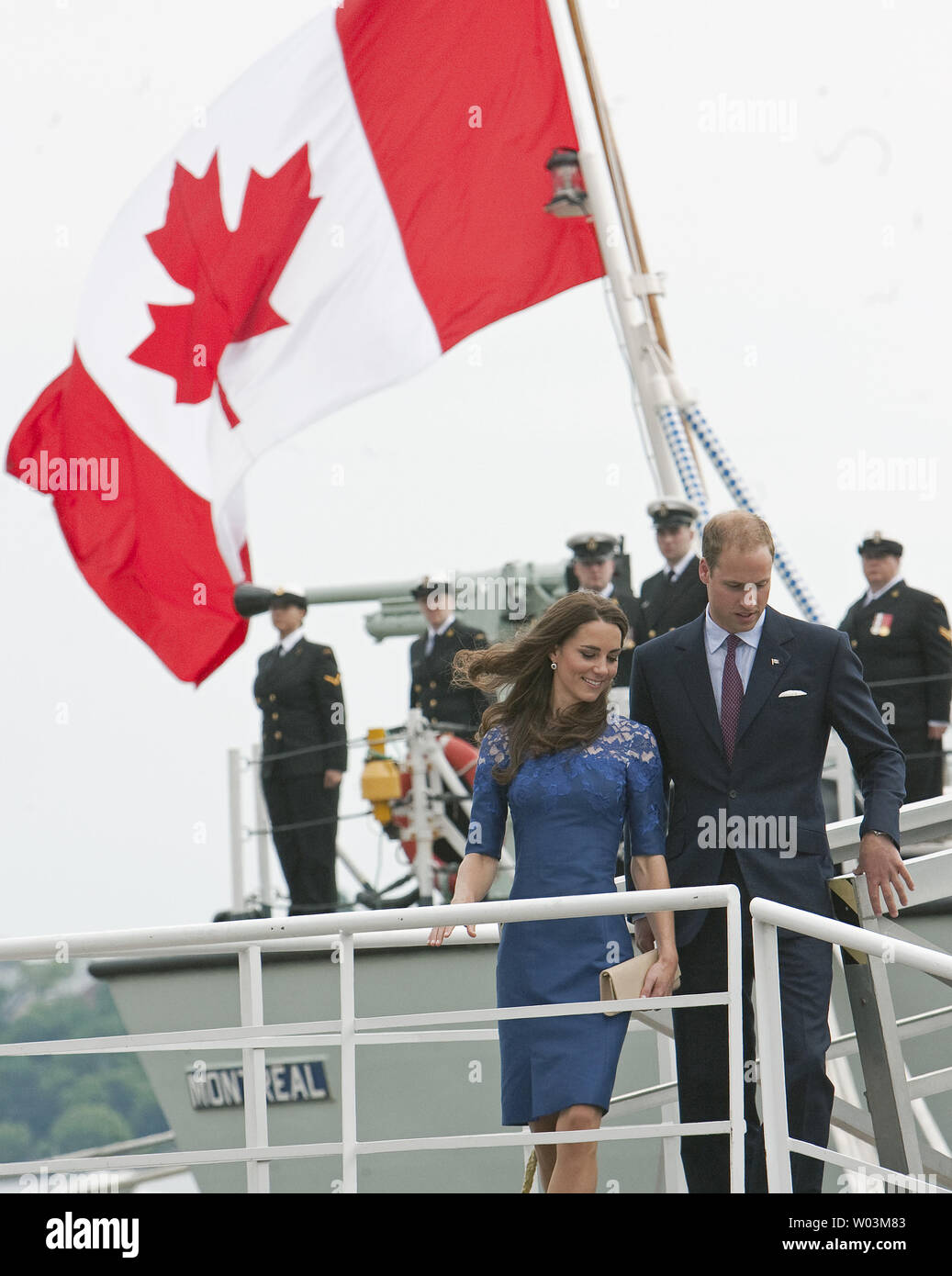 Le prince William et son épouse Kate, le duc et la duchesse de Cambridge, descendez le NCSM Montréal après les prières du matin sur le pont au cours de leur tournée royale dans la ville de Québec, Québec, le 3 juillet 2011. La famille royale avait passé la nuit sur le bateau croisière sur le fleuve Saint-Laurent. UPI/Heinz Ruckemann Banque D'Images