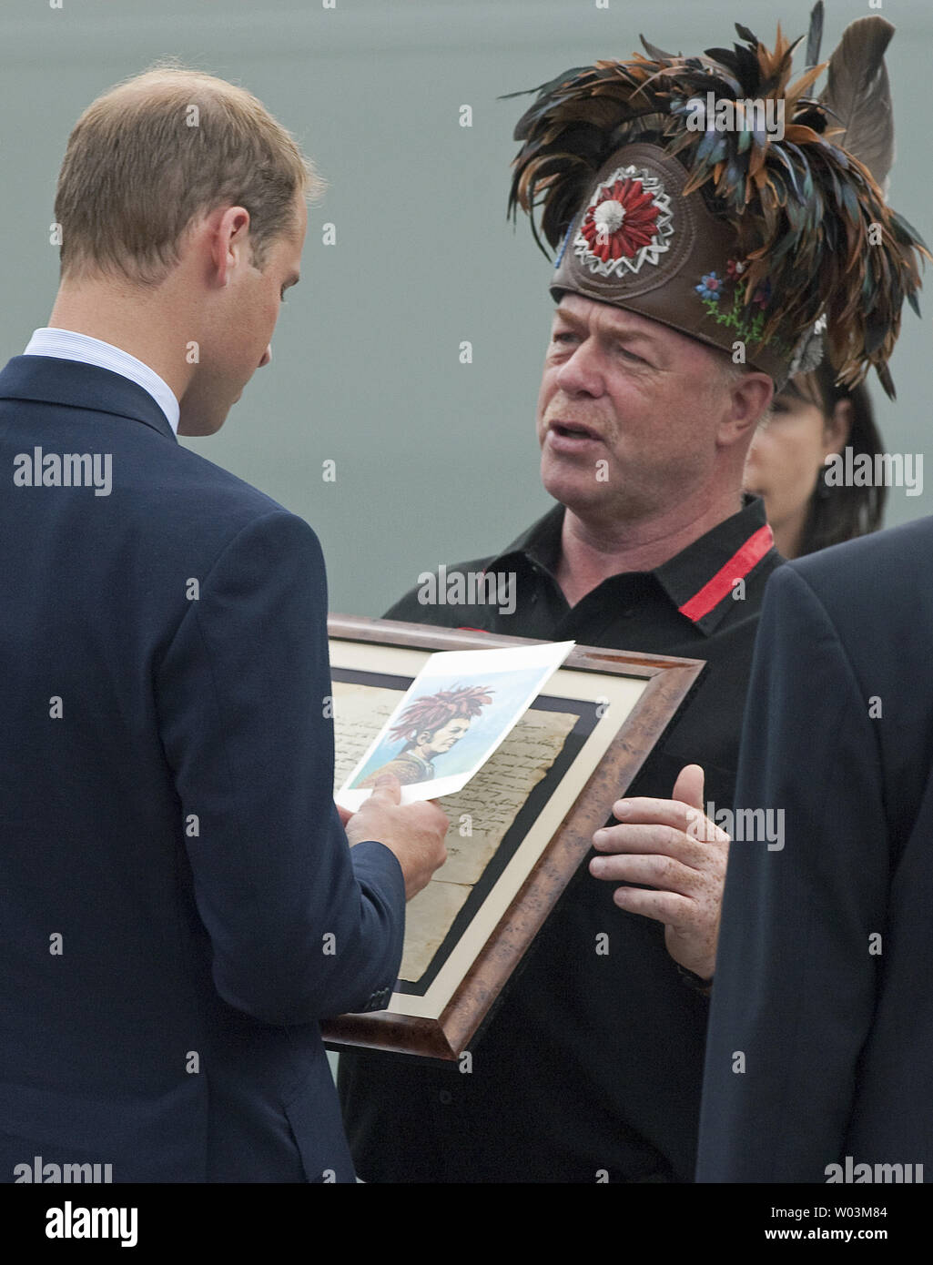 Le prince William reçoit un cadeau d'un dignitaire des premières nations comme lui et sa femme Kate, le duc et la duchesse de Cambridge, descendez le NCSM Montréal après les prières du matin sur le pont au cours de leur tournée royale dans la ville de Québec, Québec, le 3 juillet 2011. La famille royale avait passé la nuit sur le bateau croisière sur le fleuve Saint-Laurent. UPI/Heinz Ruckemann Banque D'Images