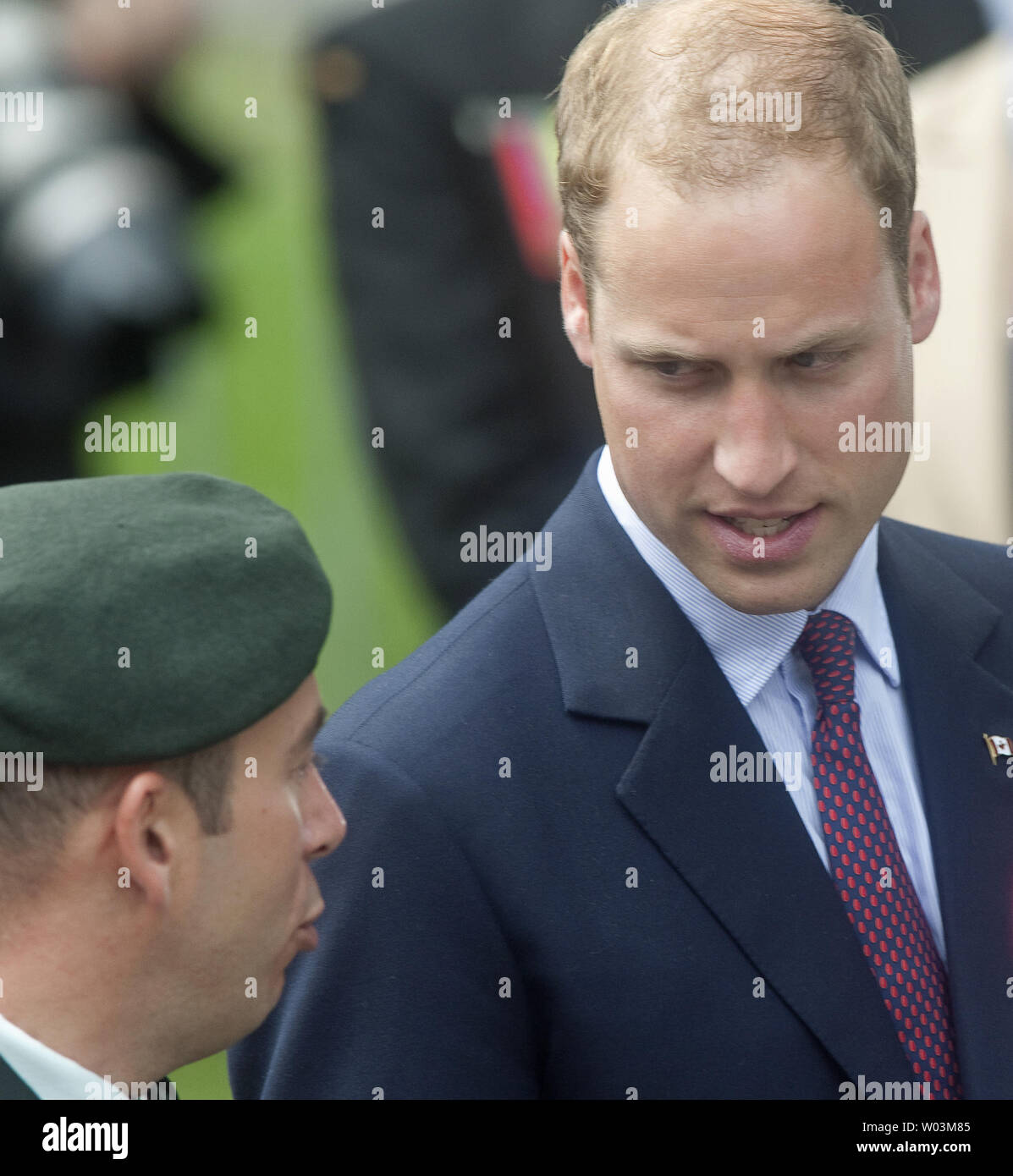 Le prince William inspecte la garde d'honneur que lui et son épouse Kate, le duc et la duchesse de Cambridge, visiter l'Hôtel de Ville de Québec au cours de leur tournée royale dans la ville de Québec, Québec, le 3 juillet 2011. UPI/Heinz Ruckemann Banque D'Images