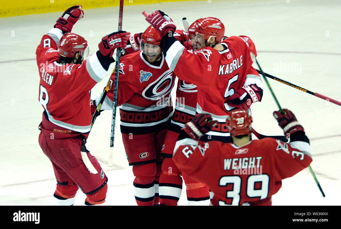 Les Hurricanes de la Caroline" (de gauche) Matt Cullen, Ray Whitney, Mark Recchi, Frantisek Kaberle et Doug Weight célébrer un but par Kaberle contre les Oilers d'Edmonton au cours du jeu 2 de la finale de la Coupe Stanley de la LNH au RBC Center de Raleigh, NC, le 7 juin 2006. (Photo d'UPI/Jeffrey A. Camarati) Banque D'Images